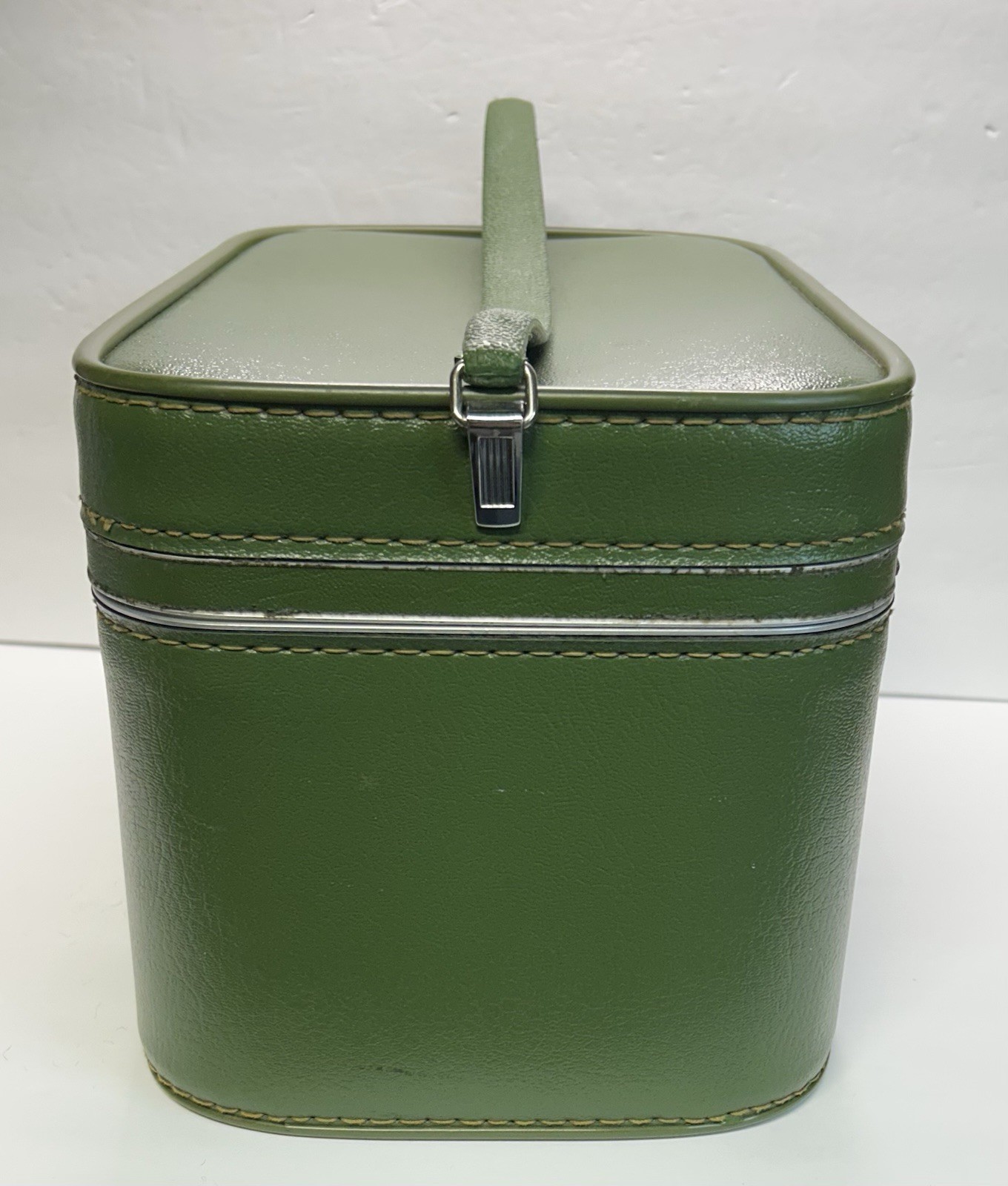 Vintage 60’s Sears Featherlite Avocado Green Travel/Makeup Case Preowned