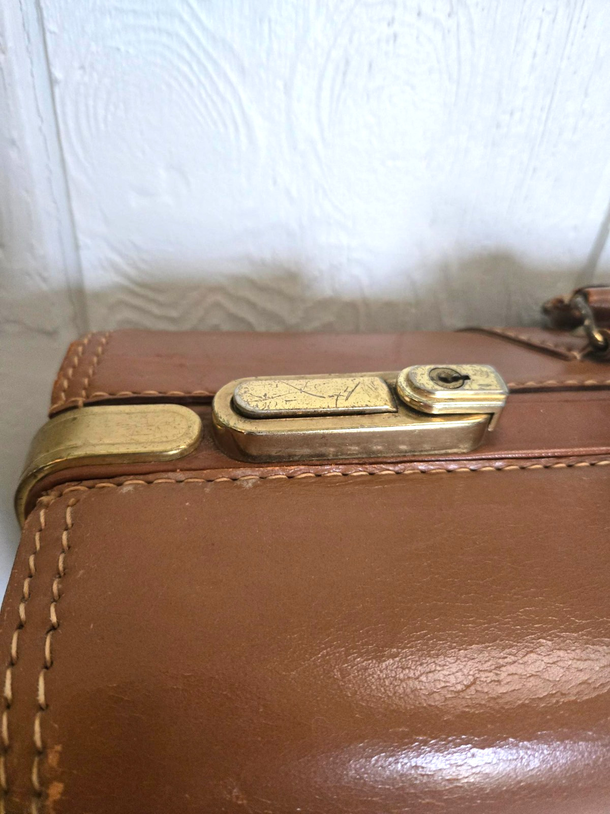 Vintage Early 1950’s Saddle Brown Tan Leather Luggage 21″L x 14″H x 7″D