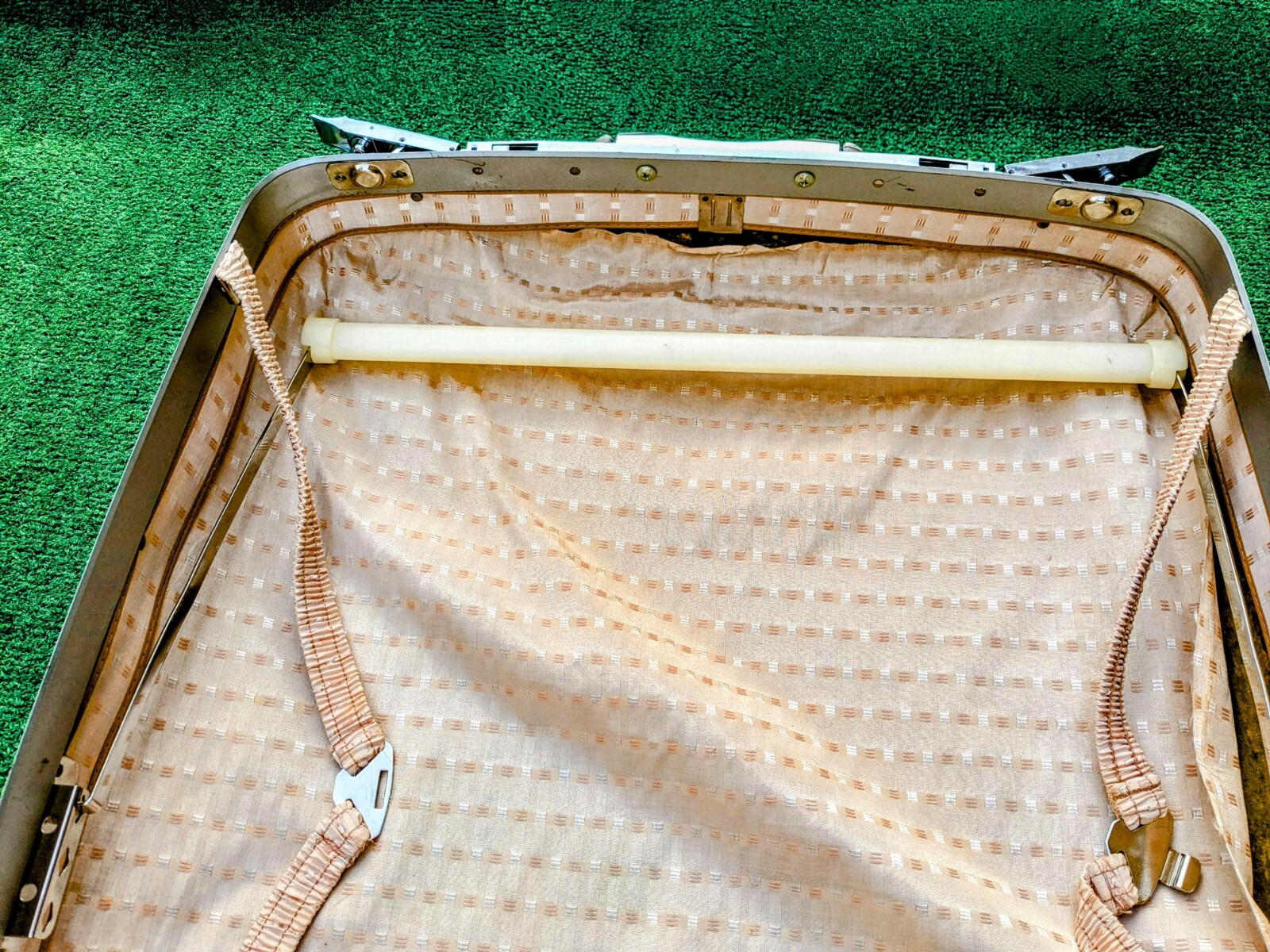 FAIR Vintage White Samsonite Silhouette Hardshell Latch Suitcase 25x21x6″ NO Key