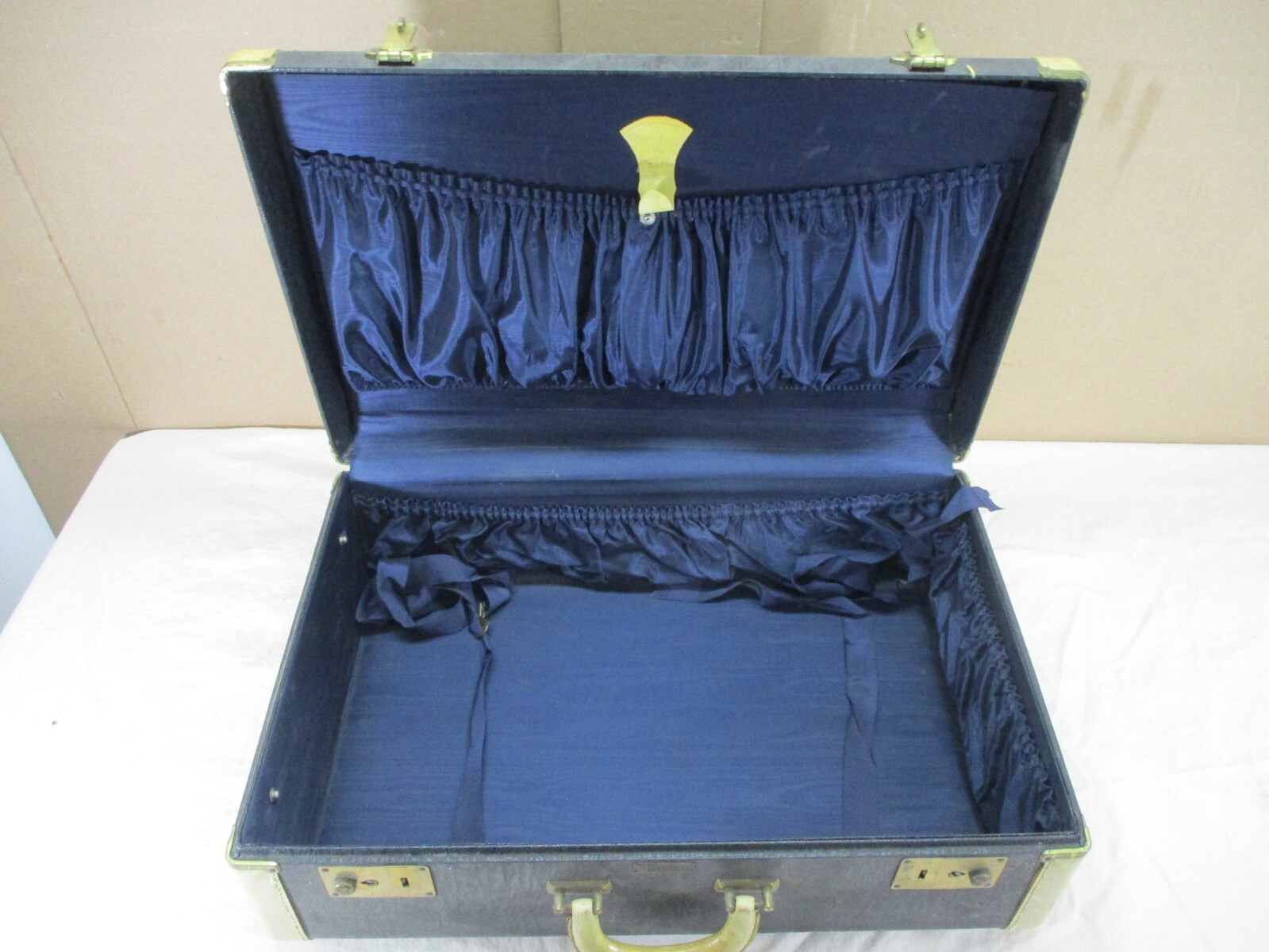 2 Vintage Hard Case Luggage Wardrobe Travel Suitcase’s