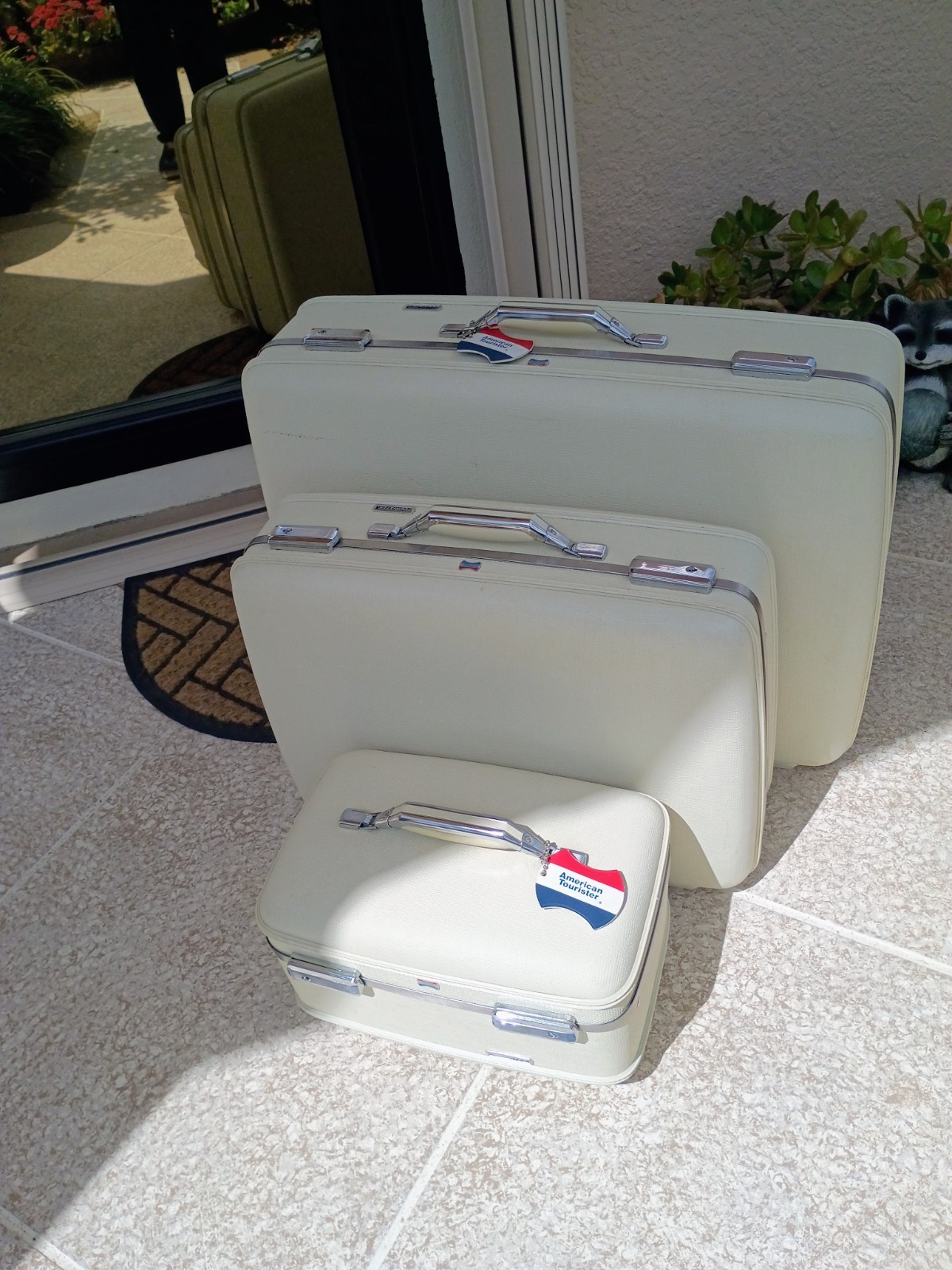 Pristine 1960s American Tourister 3-Pc Set POLAR WHITE – One Owner – Keys!