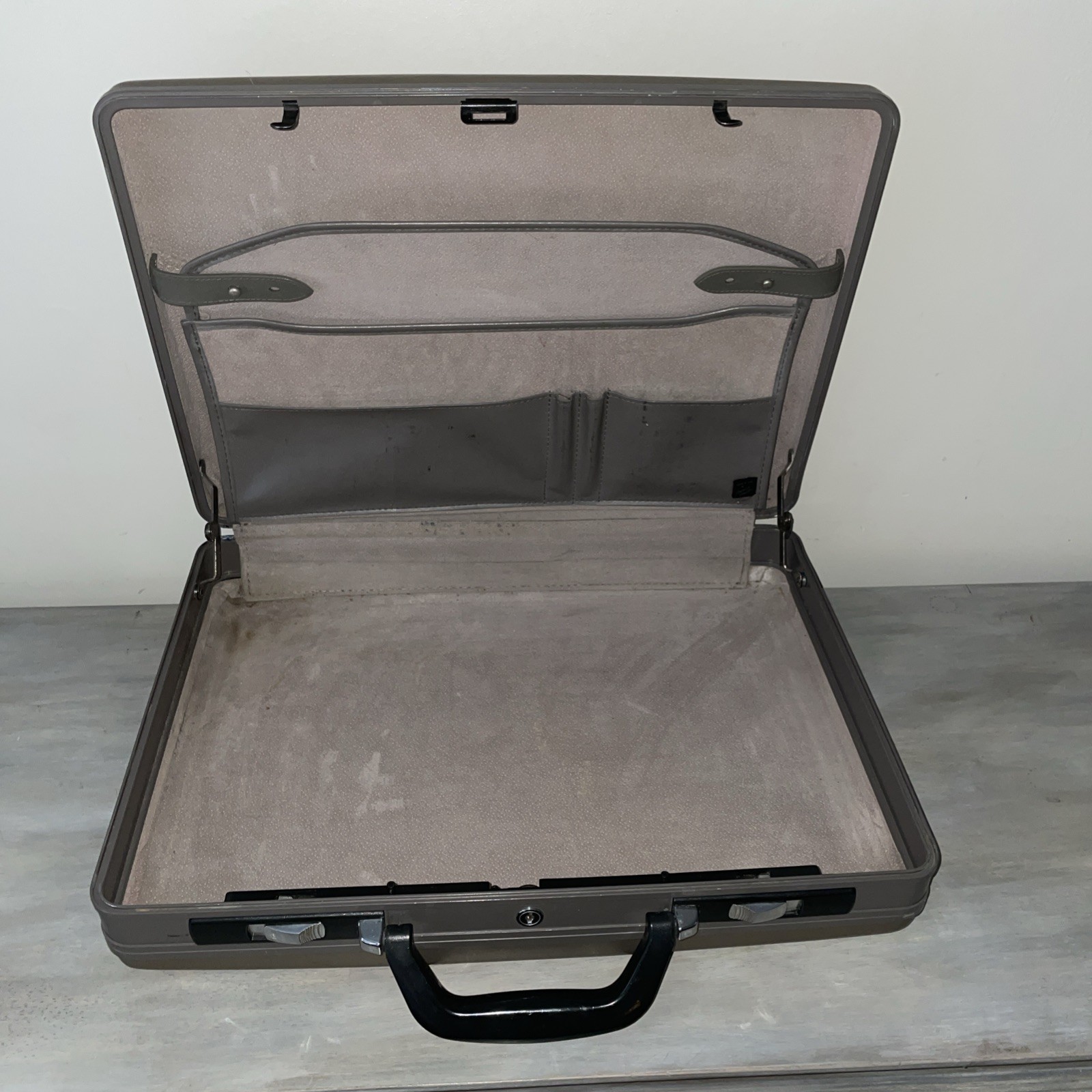 Vtg American Tourister Brief Case Attaché Hard Shell Made In USA w/Key 18×13.5×4