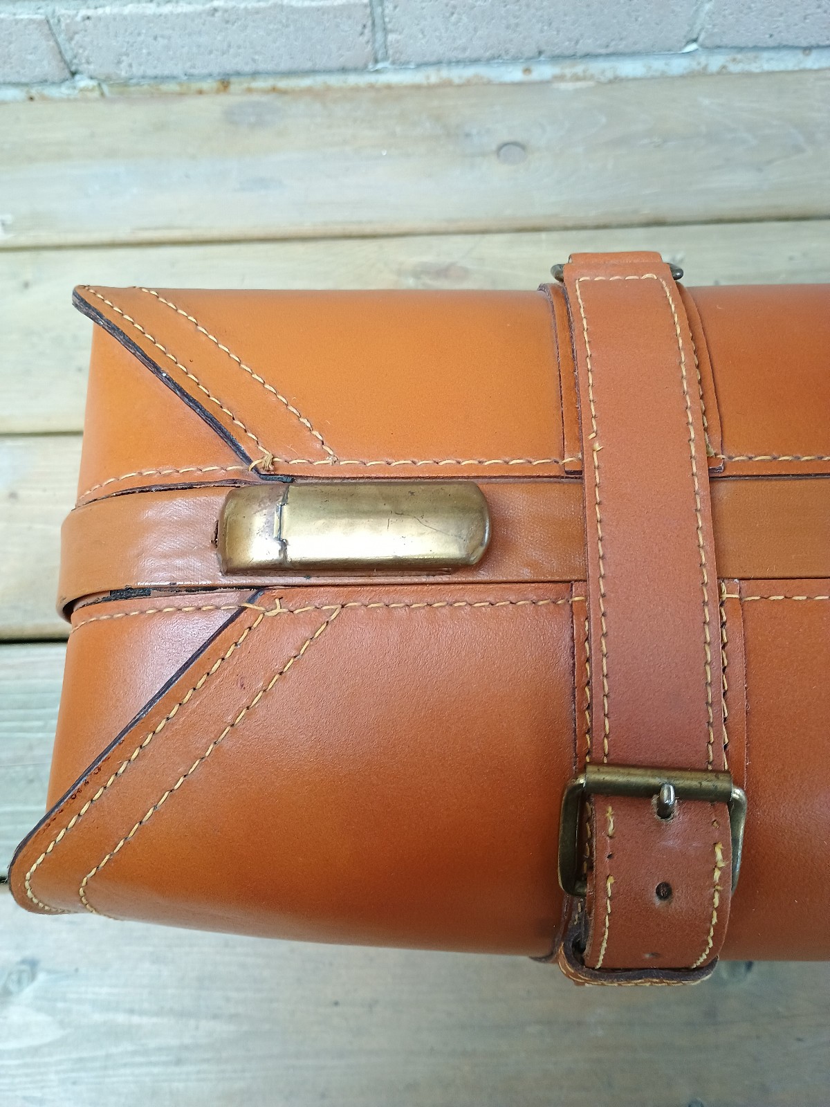 Vintage Acme Luggage brow leather brass hardware suitcase in great conditions