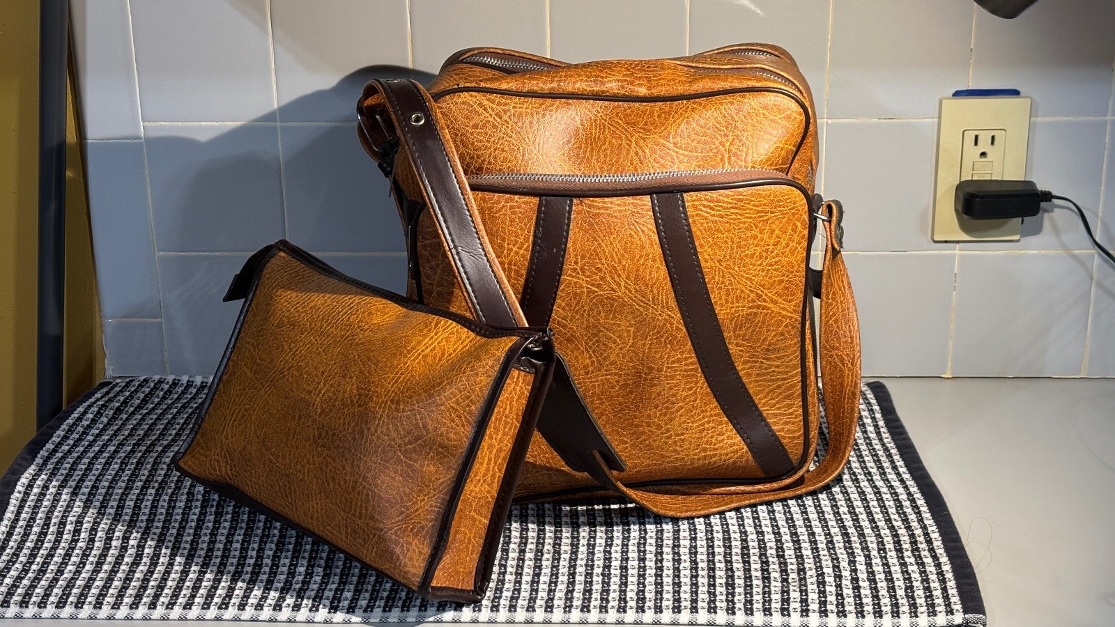 Vintage Tan Faux Leather Shoulder Overnight Bag With Matching Shave/Makeup Bag
