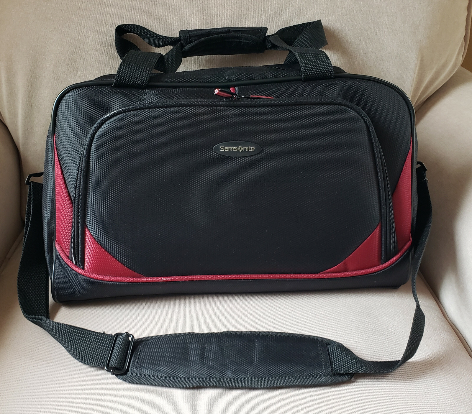EUC! Samsonite SHOULDER travel BAG, Black/red trim, Removable/adjustable shoulde