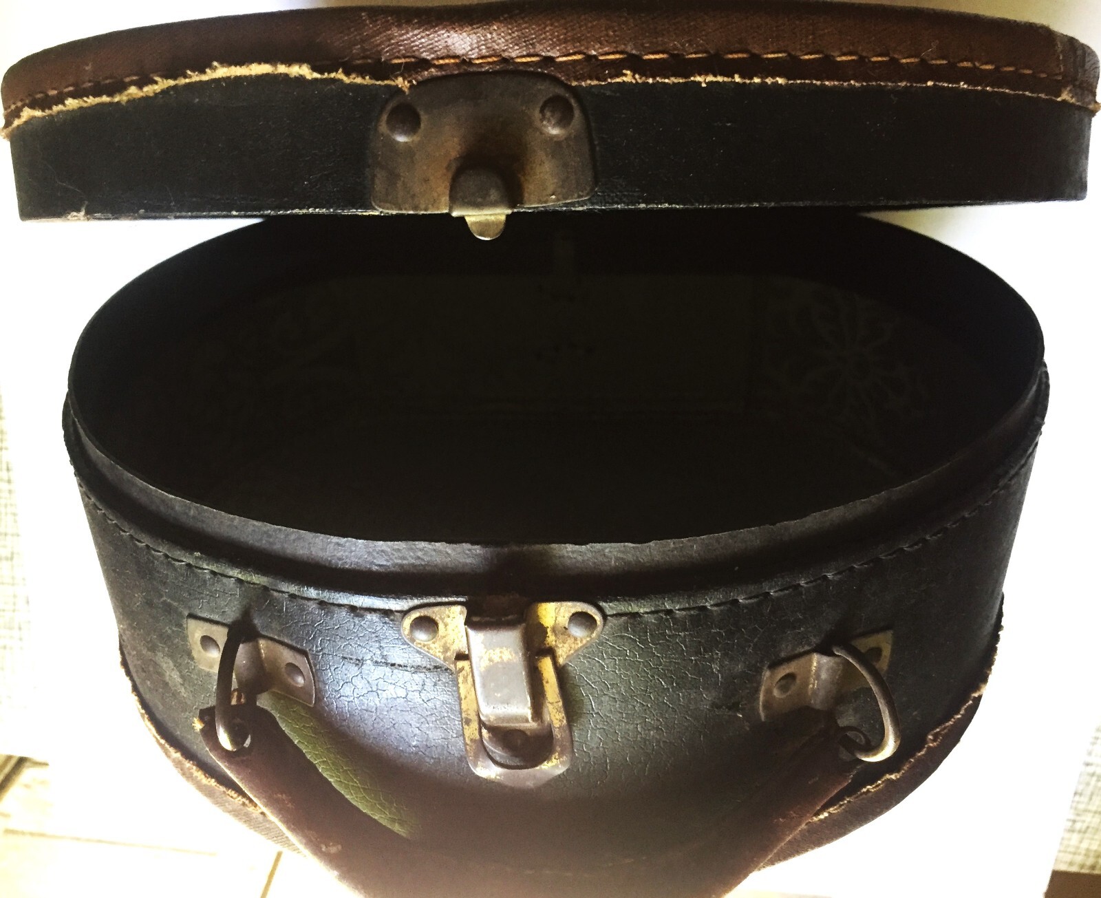 Vtg. 1920’s 11″ x 5″ Round young girl’s Over Night Train Travel Luggage Case