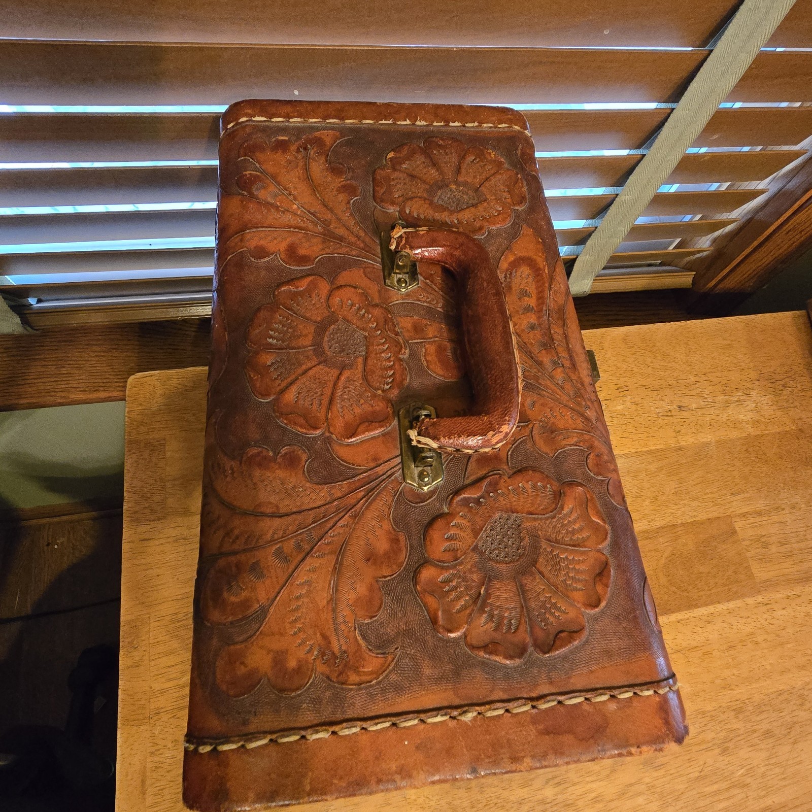 Artmex Antique 40s Hand Tooled 3-D Floral Leather Train Case Jewelry Luggage Key