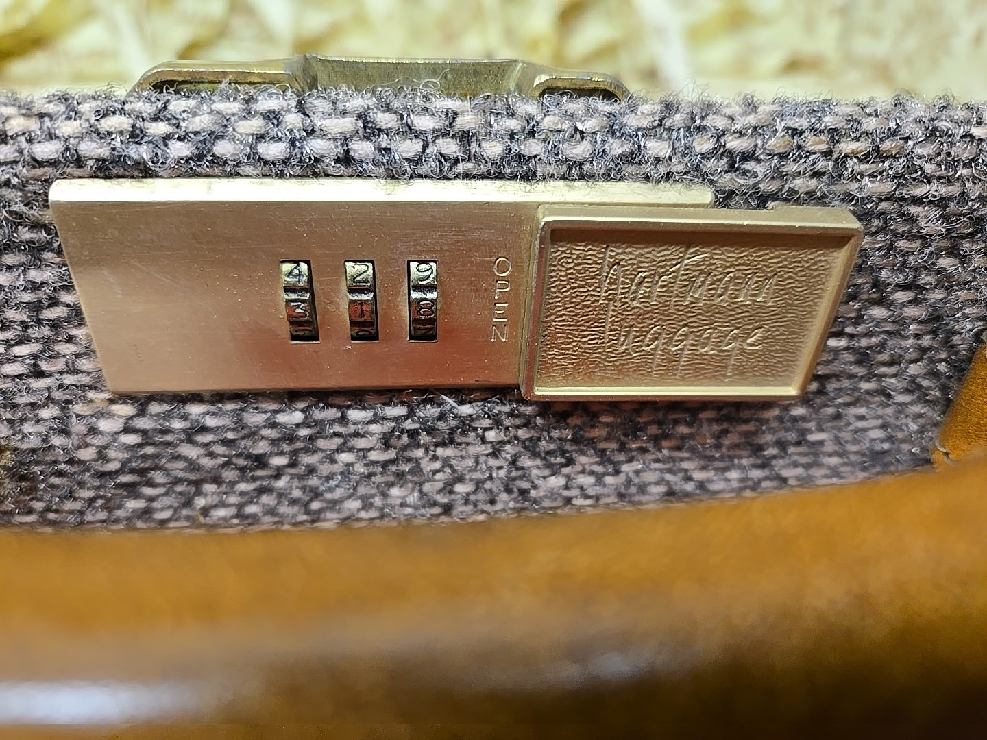 VTG HARTMANN LEATHER BELTED TWEED TRAVEL CASE COMBINATION LOCK LUGGAGE SUITCASE