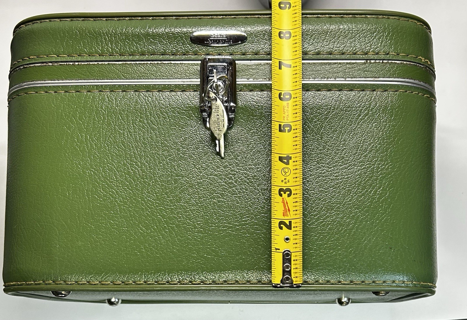 Vintage 60’s Sears Featherlite Avocado Green Travel/Makeup Case Preowned