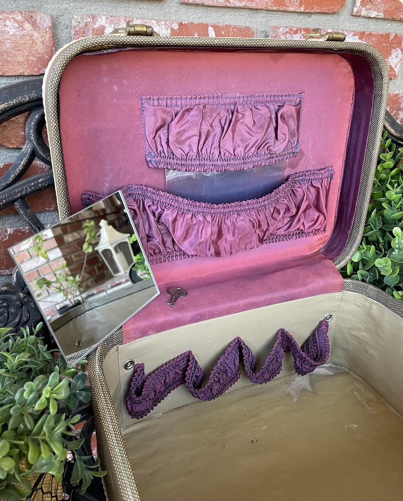 Vintage Skyway Train Case; Tweed/Beige Trim; Burgundy Satin/Tan Int; Mirror/Key