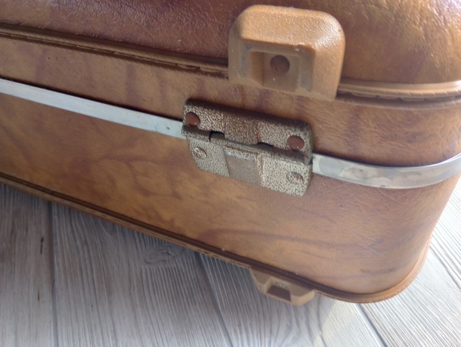 Vintage Large American Tourister Palomino Brown Hard Shell SuitCase