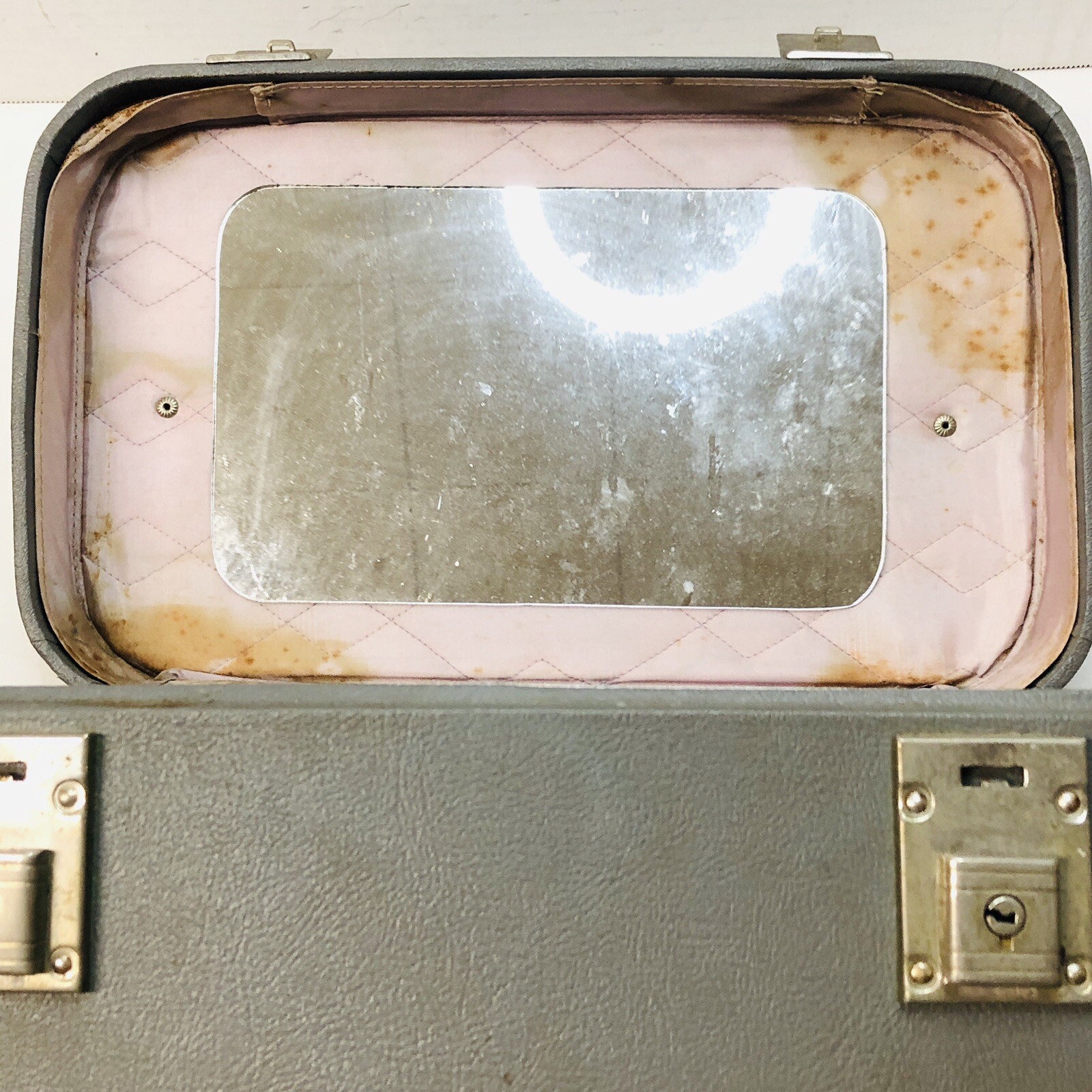 Vintage Crown Gray Makeup Train Case Luggage *Interior Rough *No key *Project