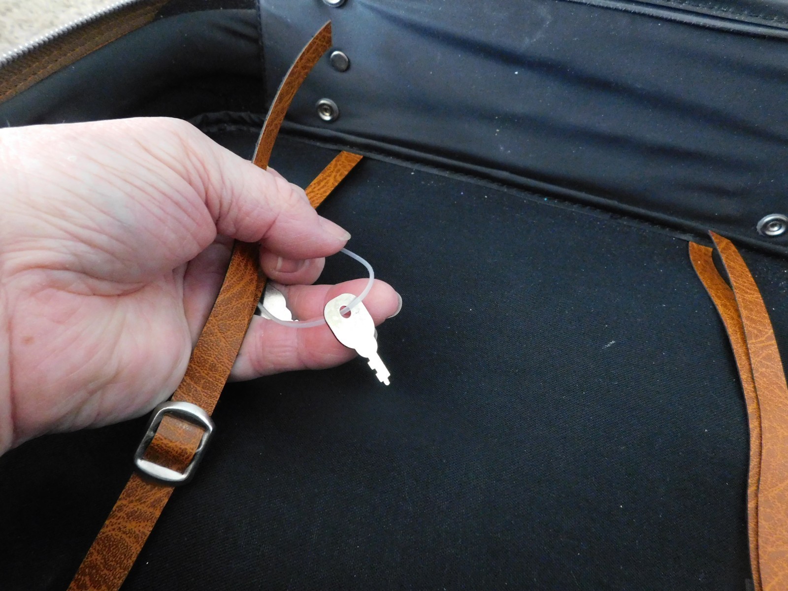 26-808 Vintage Retro 16″ Faux Leather Suitcase Luggage Going To Gramma’s Locks