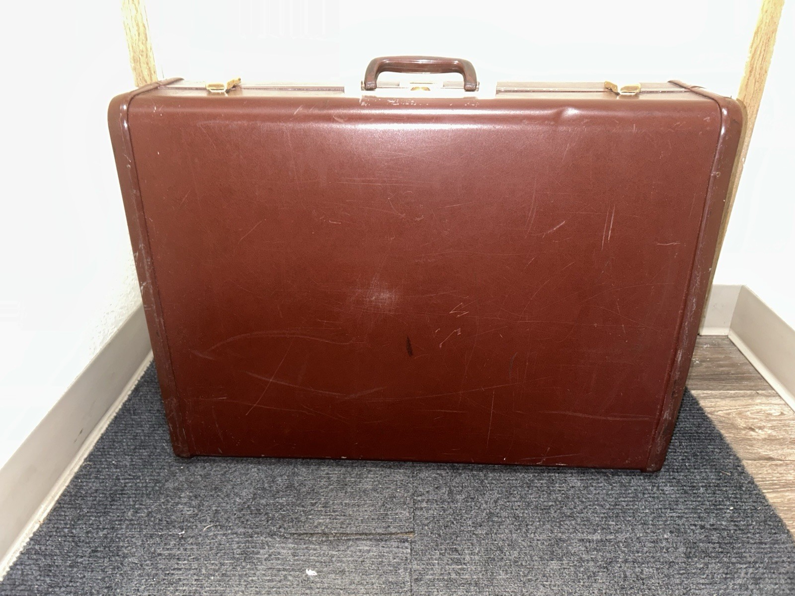 Vintage Samsonite Large Suitcase Brown Leather – Perfect Prop or Decoration!