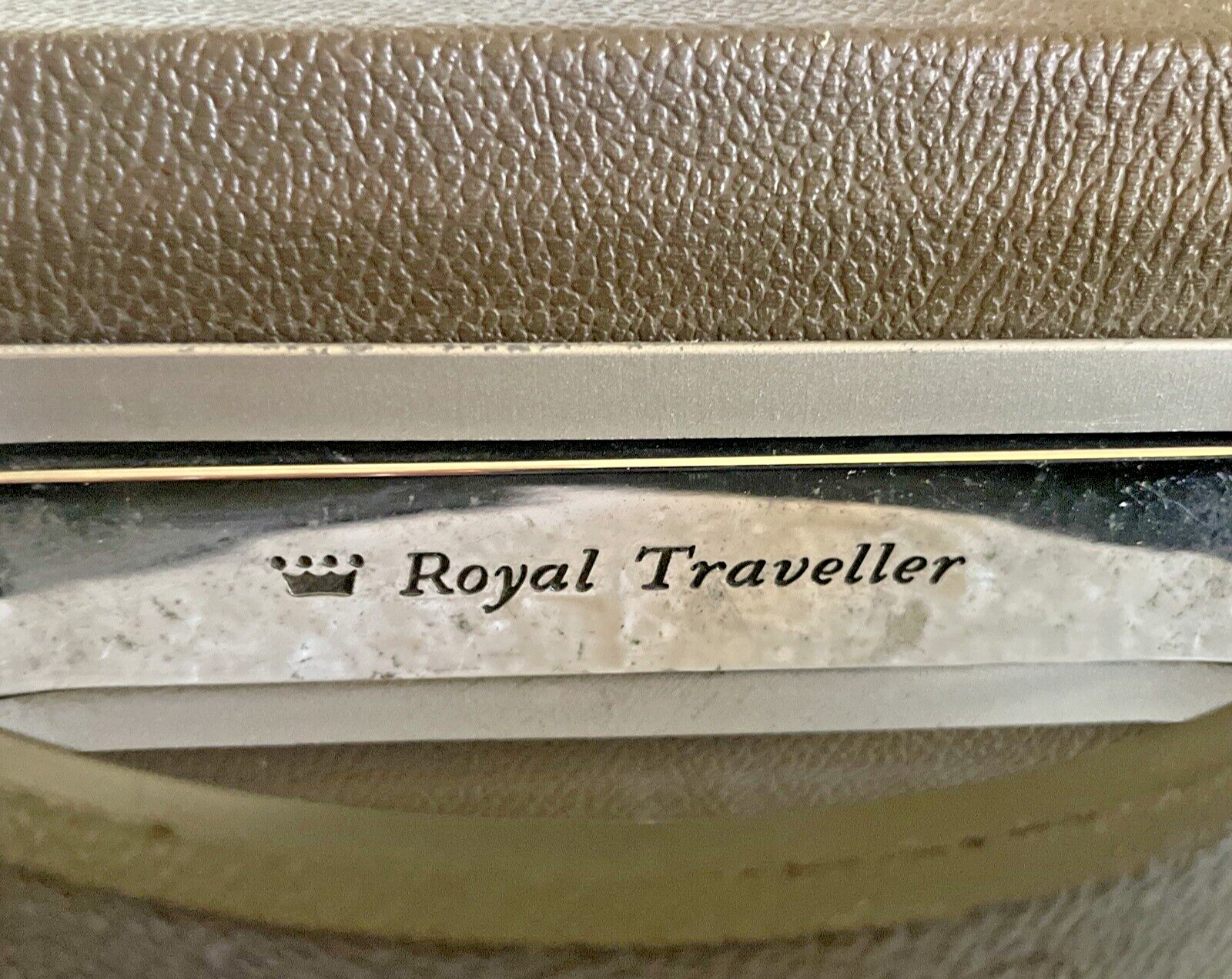 Royal Traveller Hard Shell Brown Slim Briefcase 18″ x 12 1/2″ x 3 1/4″ Vintage