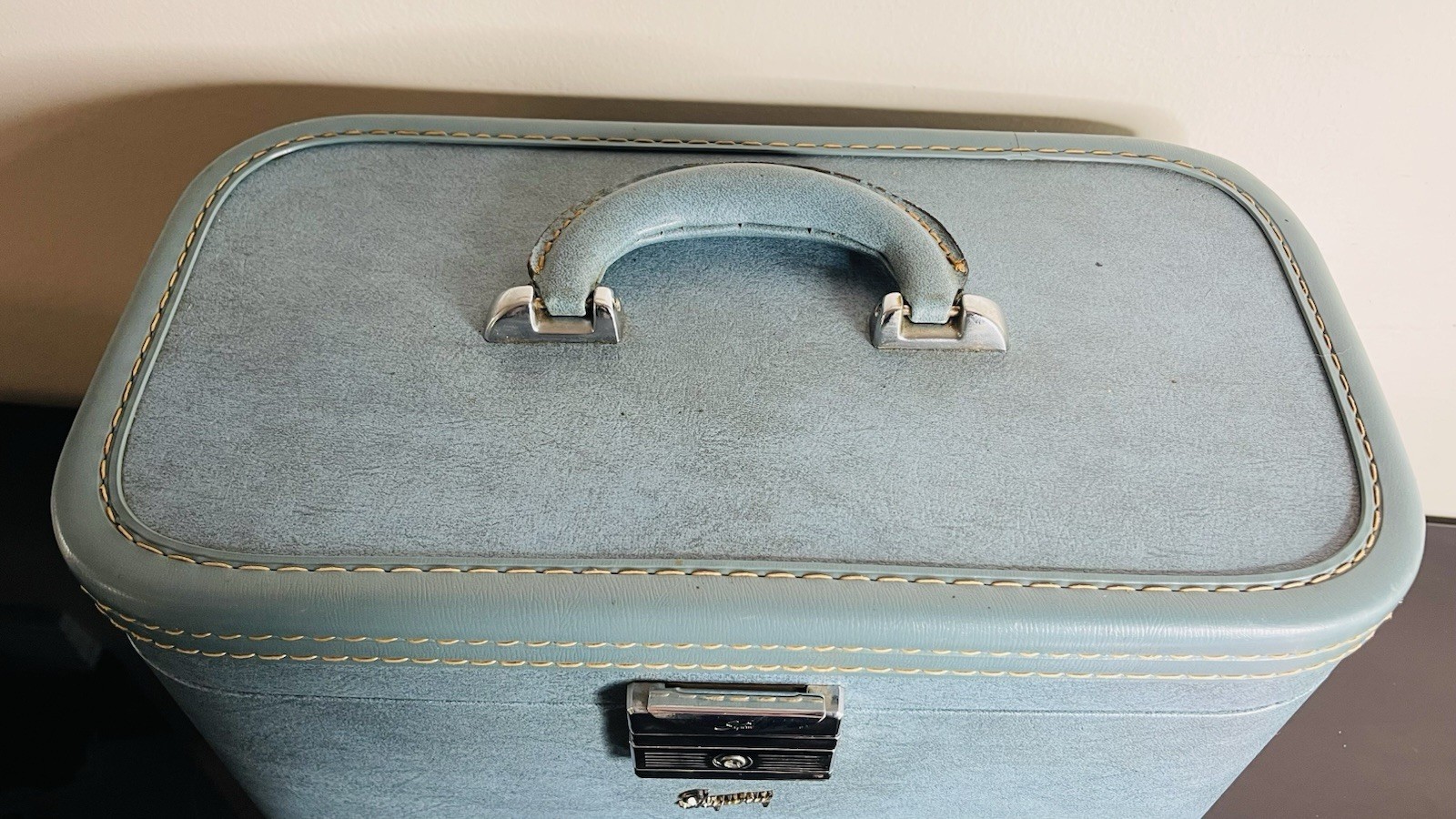 Vintage 1960’s Skyway Travel Train Case Makeup Blue Vinyl With Keys & Mirror