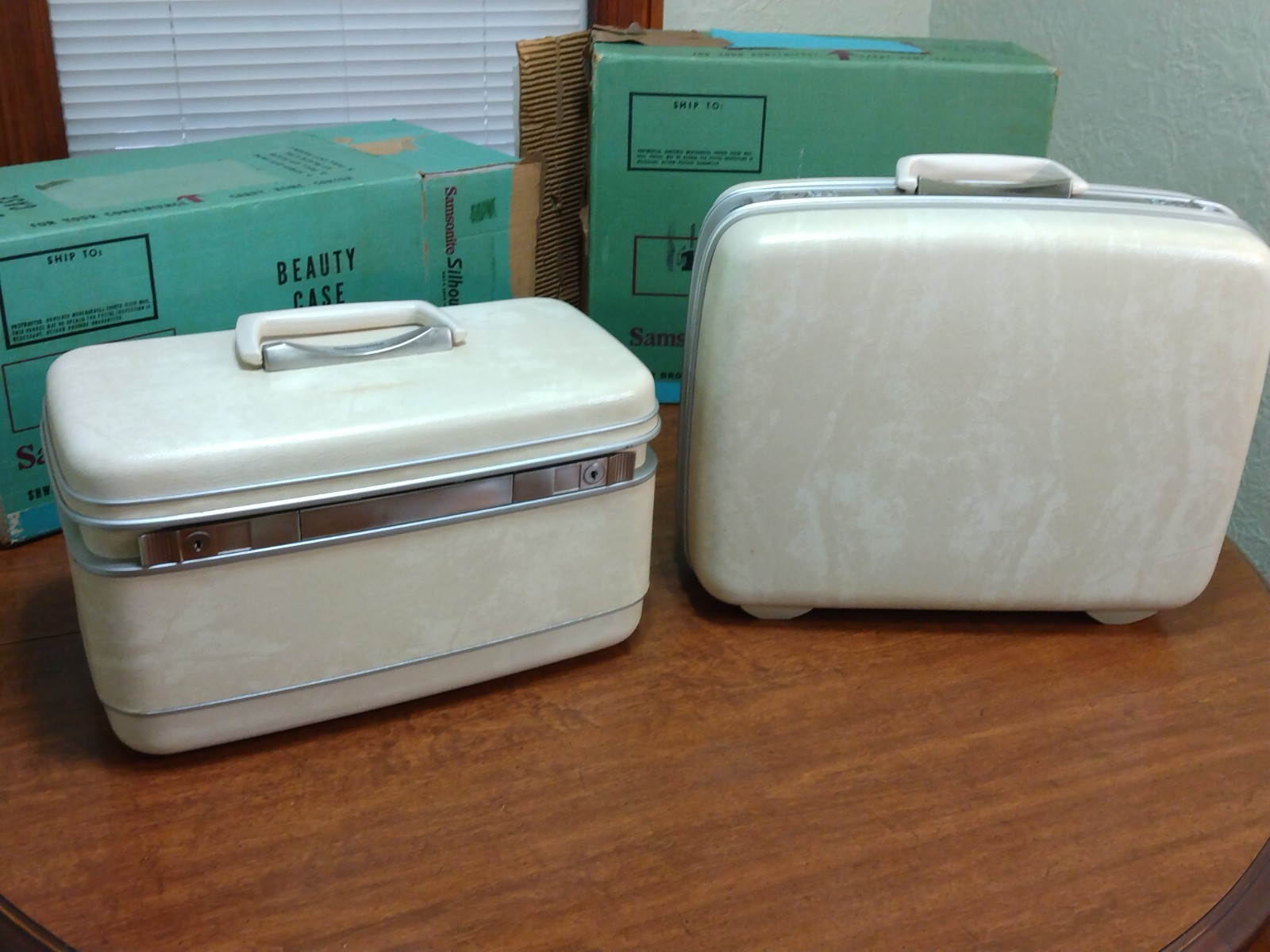 VTG Off White SAMSONITE SHILOUETTE LUGGAGE SET w Keys Beauty Vanity Train Case