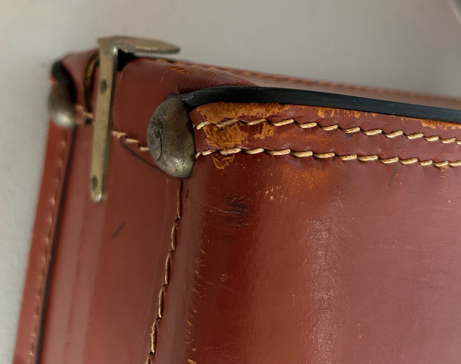 VTG Maximillian Top Grain 21” Leather Suitcase Chestnut Brown 21” X 2 Keys