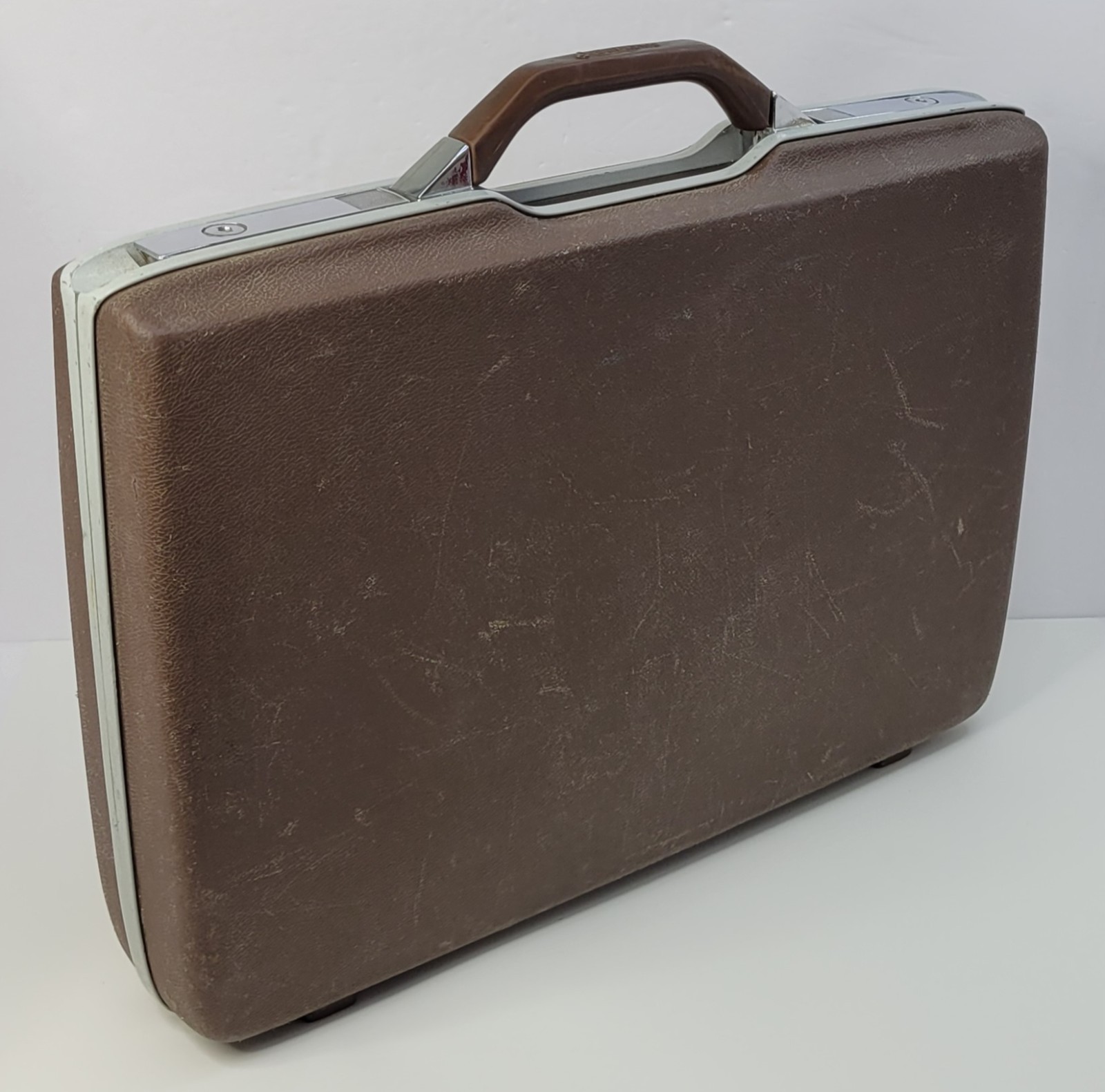 Vintage Samsonite Brown 18″x13″x4″ Slim Hard Shell Briefcase Attache w/ Key