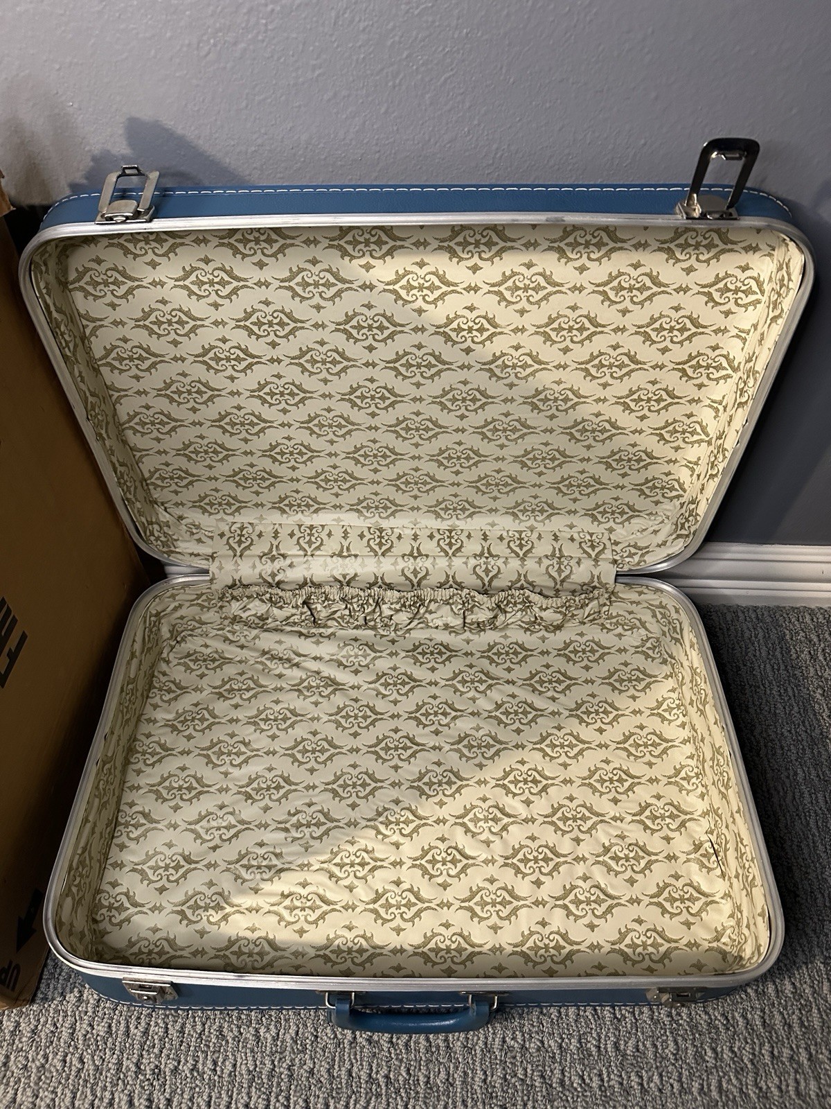 VINTAGE 1970S GATEWAY LUGGAGE 3PC – HARD CASE BLUE SUITCASES – ORIGINAL BOX