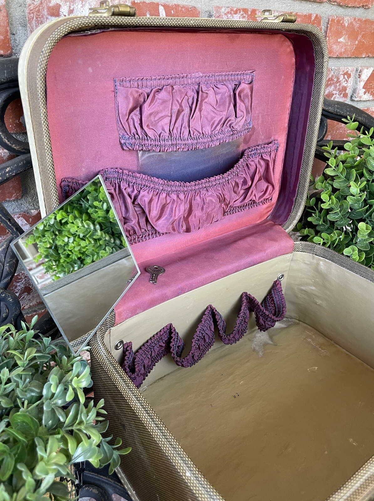 Vintage Skyway Train Case; Tweed/Beige Trim; Burgundy Satin/Tan Int; Mirror/Key