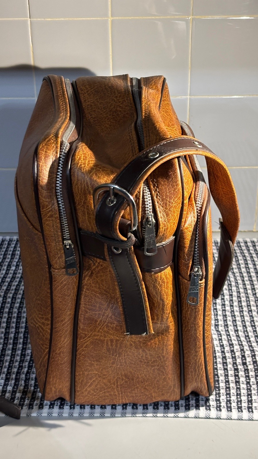 Vintage Tan Faux Leather Shoulder Overnight Bag With Matching Shave/Makeup Bag