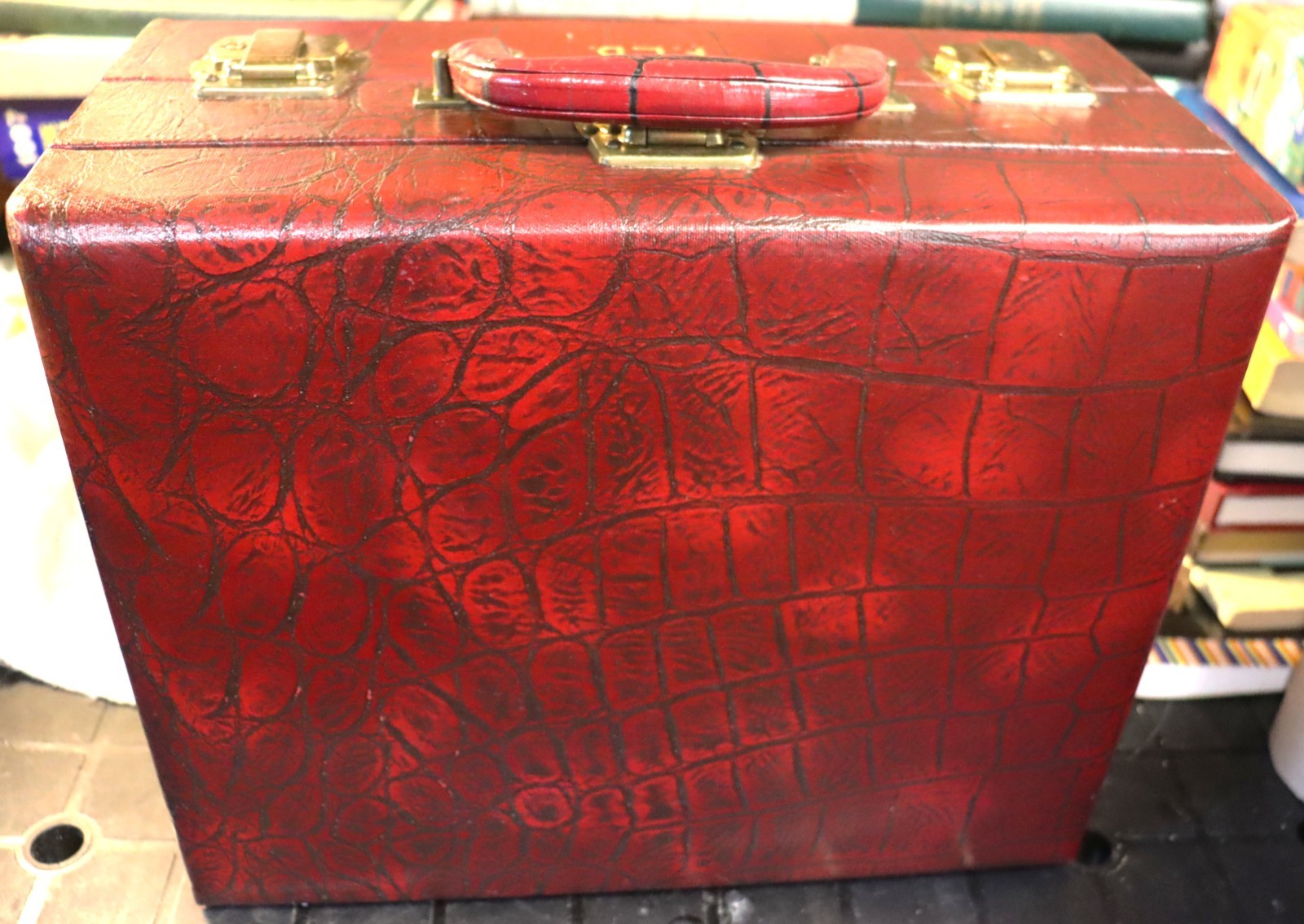 Vintage U S Trunk Alligator Sophisti case Train travel case with key and acce