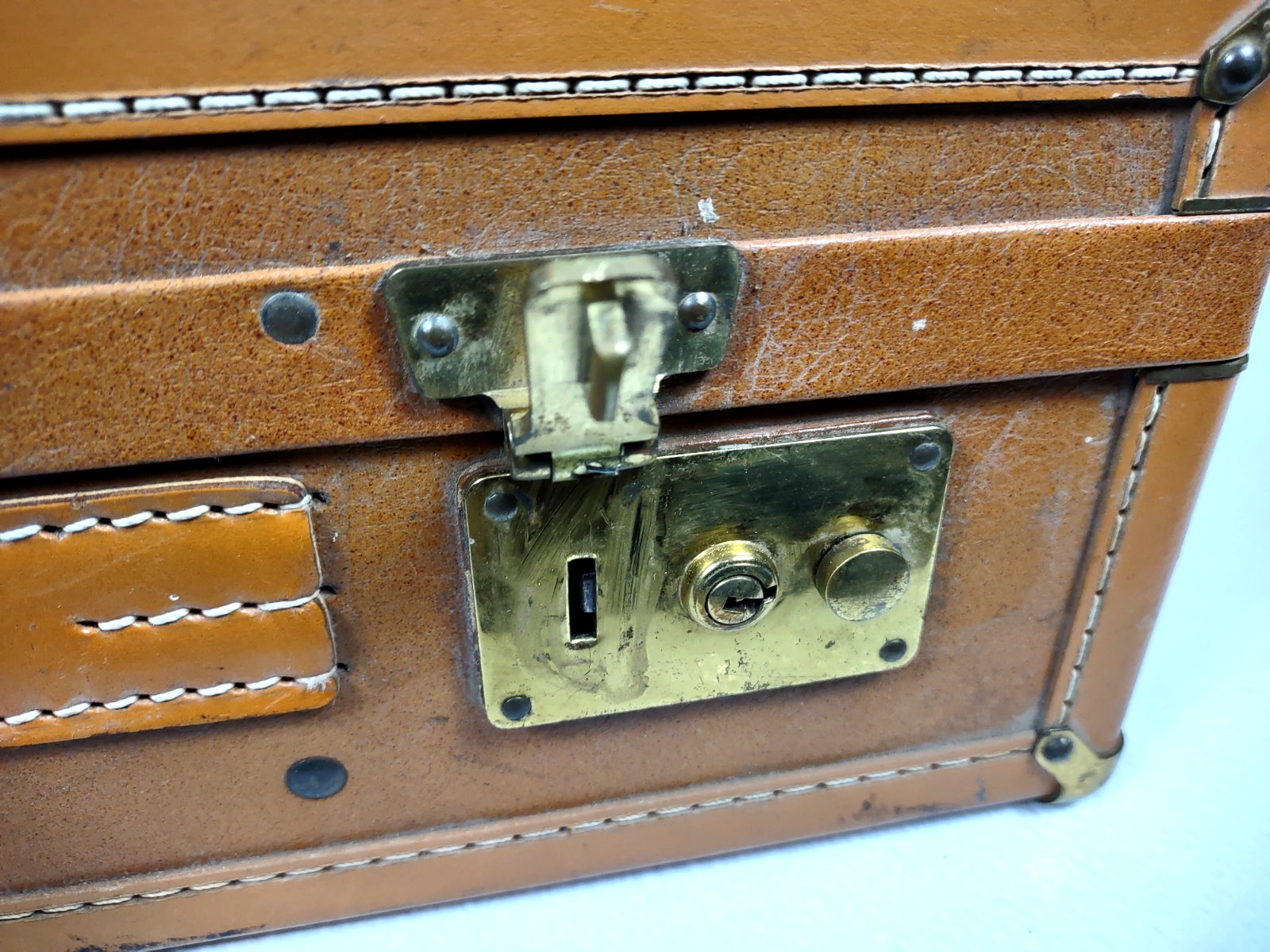 Vtg Hartmann Skymate Tan Hard Case Suitcase/Luggage 21″x18″x5.5″ No Key