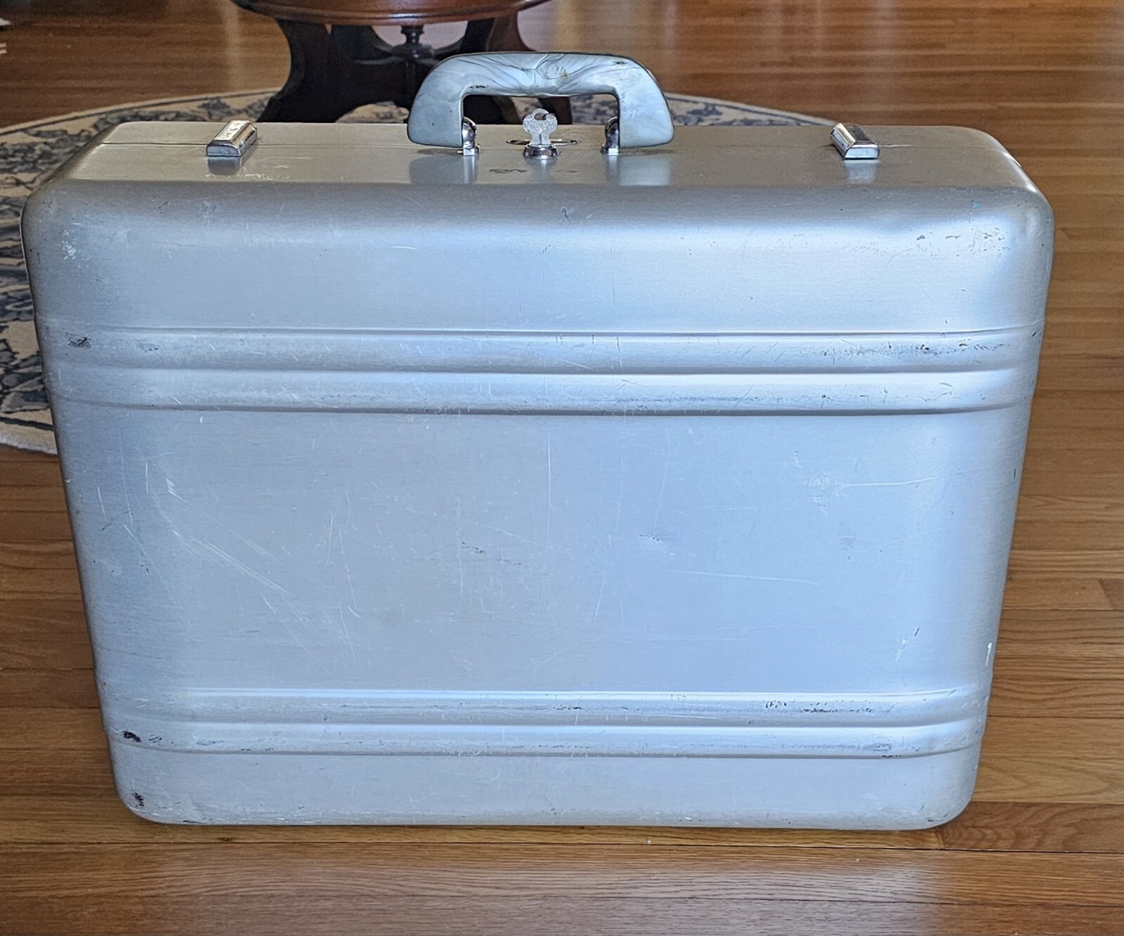 Vintage Halliburton 24x18x8” Hard Shell Aluminum Luggage Suitcase W KEY