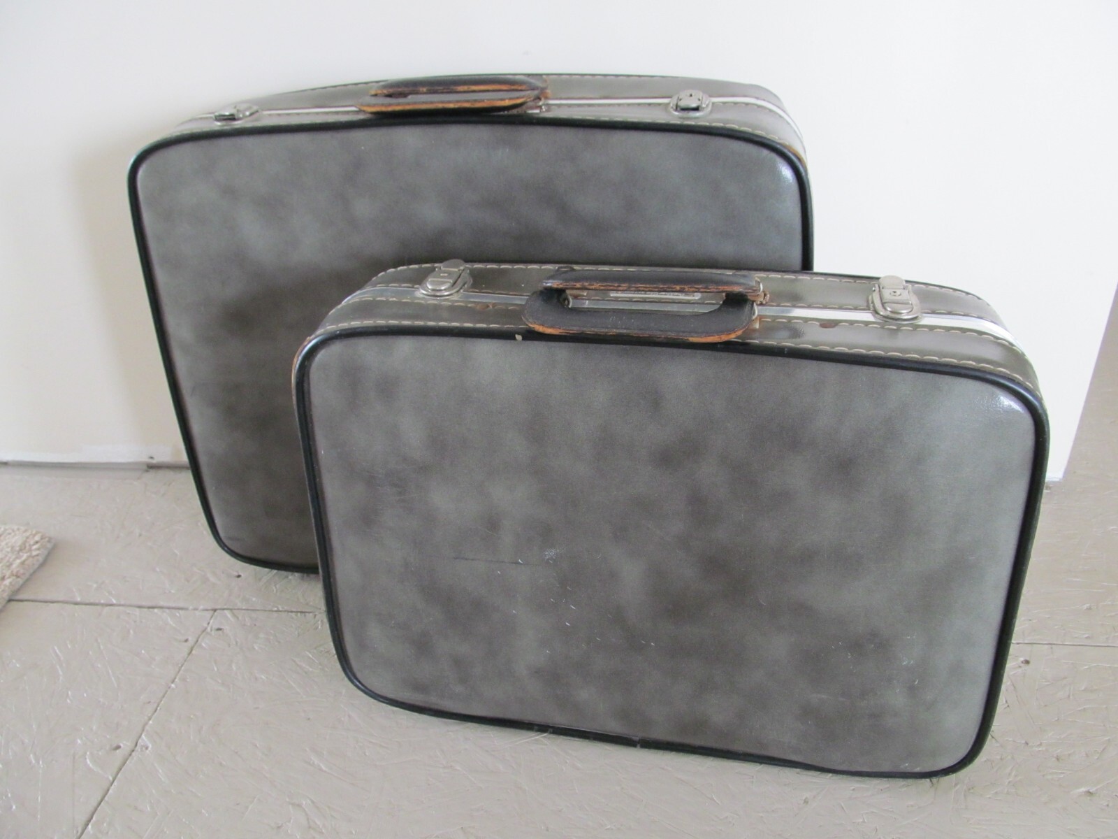 VTG 1960s Feather Lite Deluxe Suitcase Luggage Gray Vinyl Leather Handle
