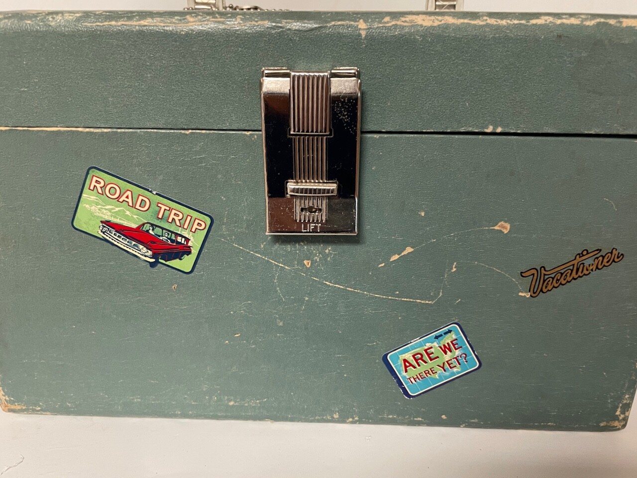 VINTAGE VACATIONER SUITCASE / MAKE UP..MIRROR AND KEY..CARDBOARD