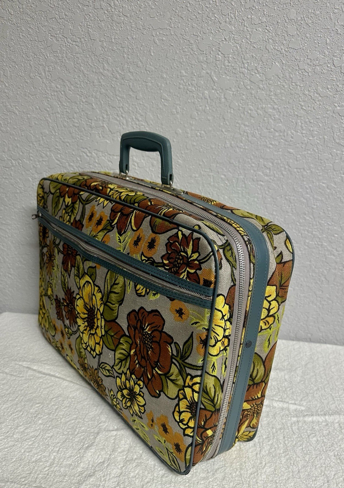Vintage 1960’s Bantam Travelware Flower Power Suitcase