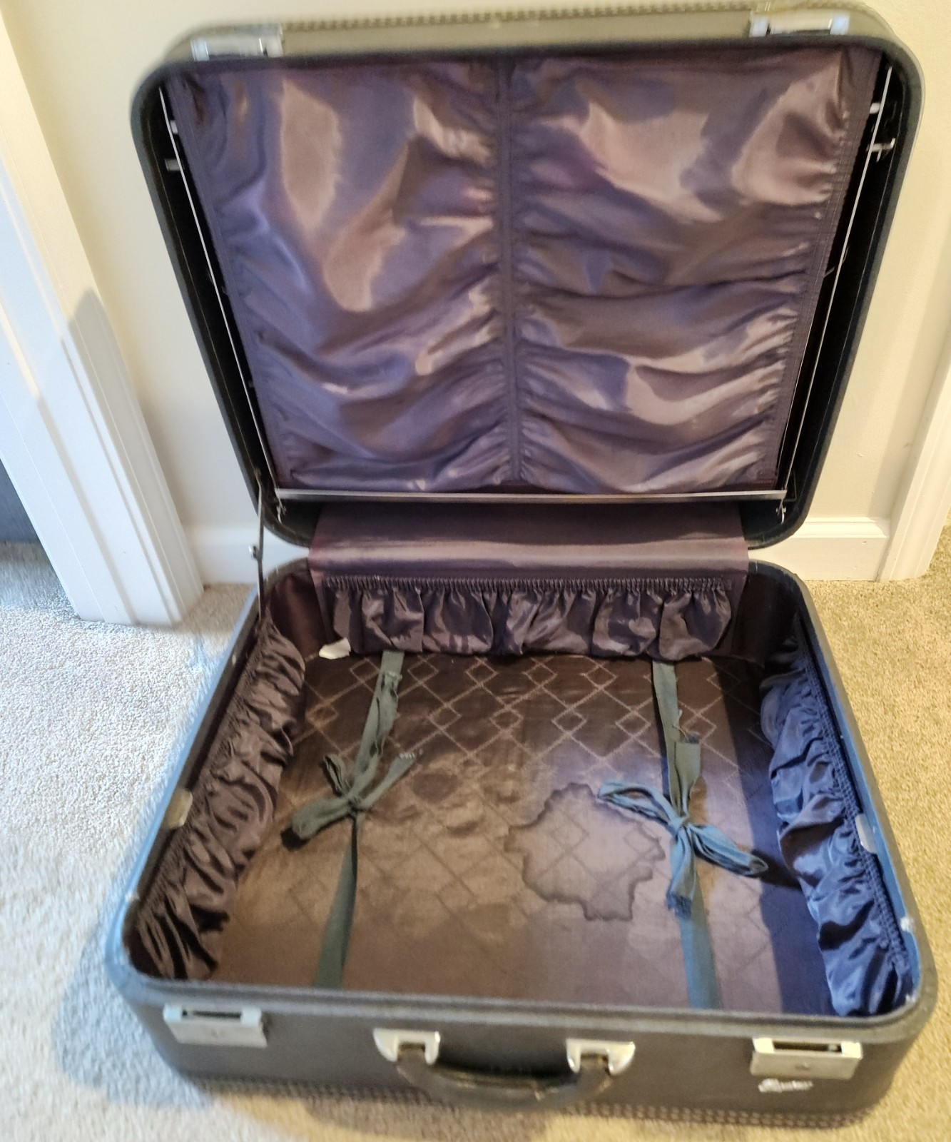 Skyway Hard Blue Vtg Suitcase w/Garment Holder~1940’s – No key. 21”x18”x8.75”
