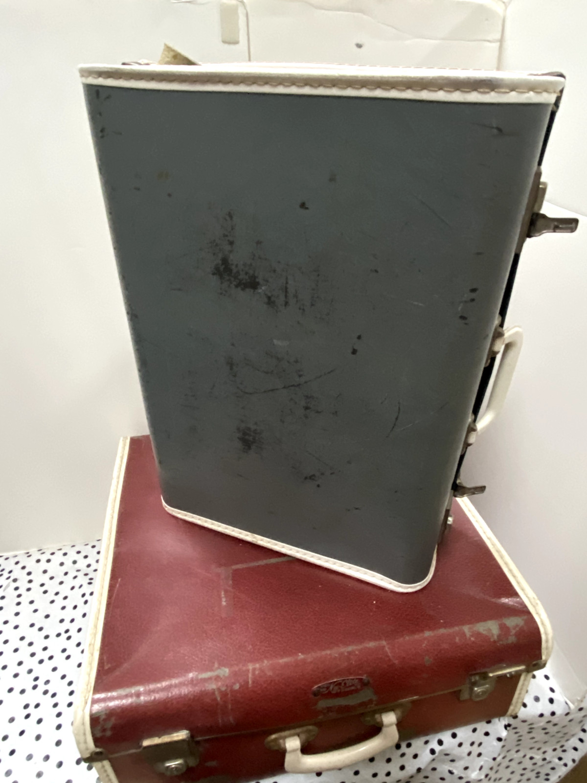 Vintage grey&white suitcase picnic case 1950-60 display latches work handles