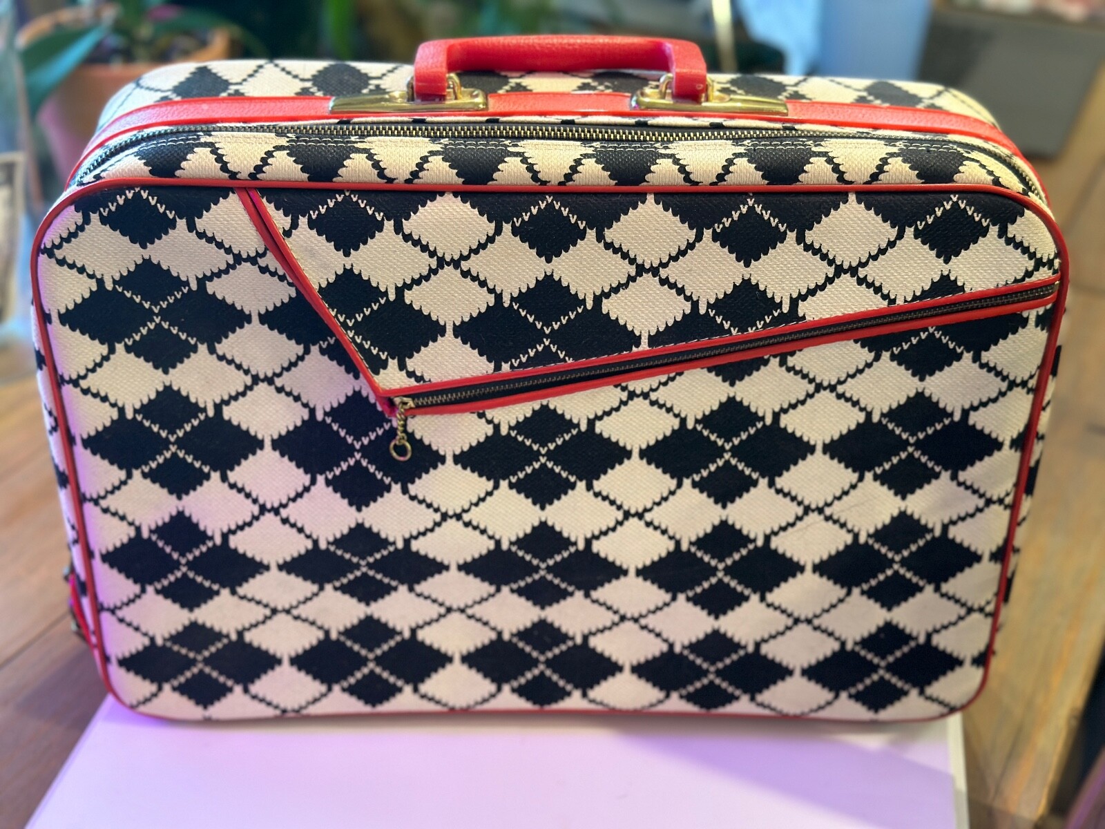 So VINTAGE and Super RETRO Traveling case Black, white pattern with RED accents!