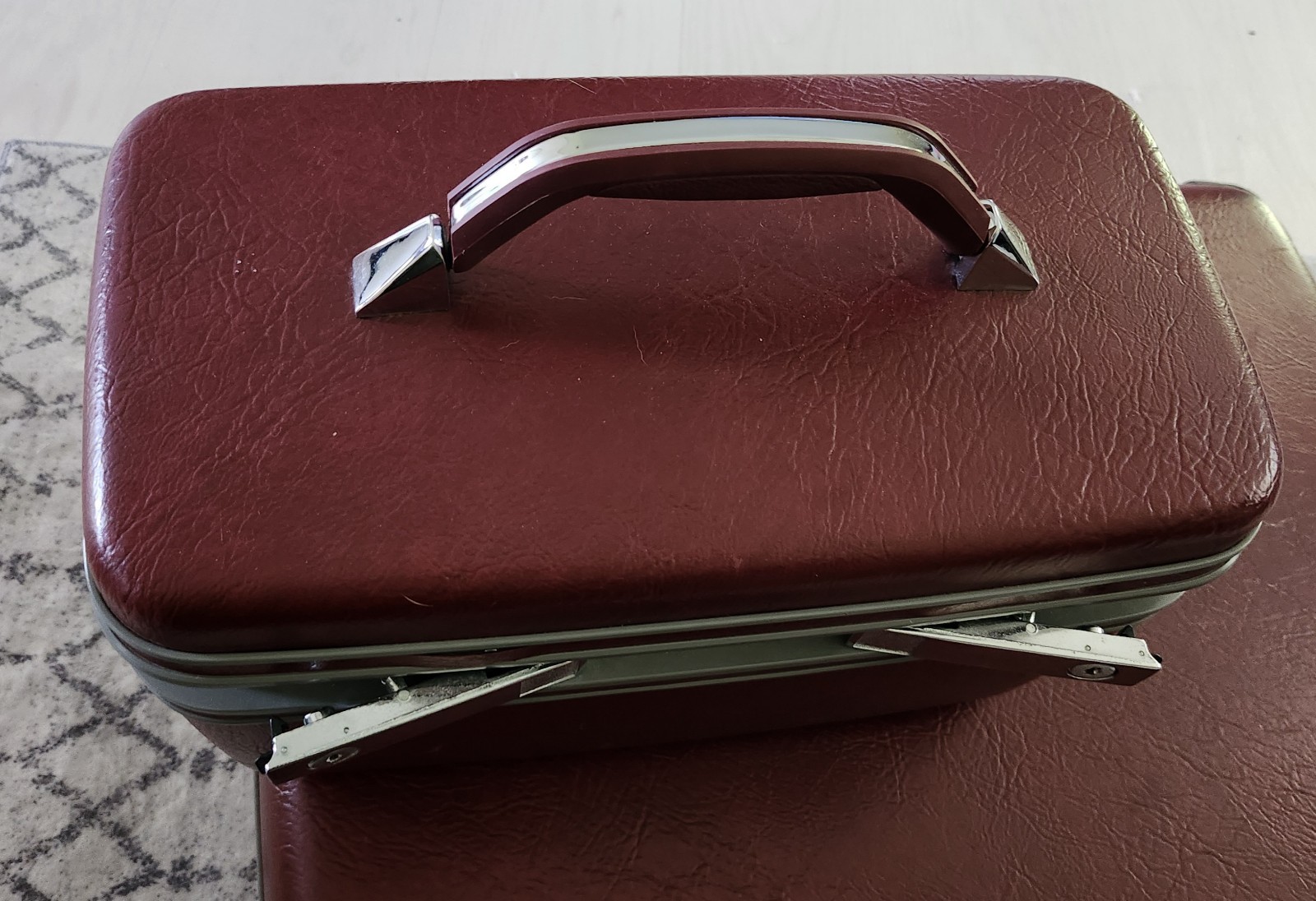 Vintage Samsonite Sentry Maroon Hard Train Make Up Case SEE DESCRIPTION .