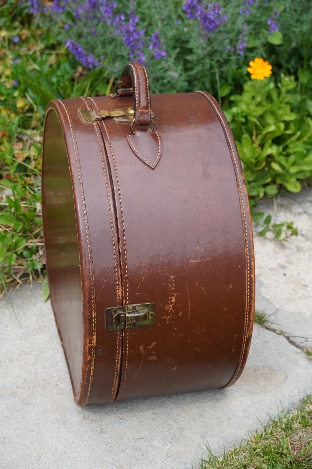 Vintage Early 1900’s Brown Leather Circular Train Carrying Case 17″x16″
