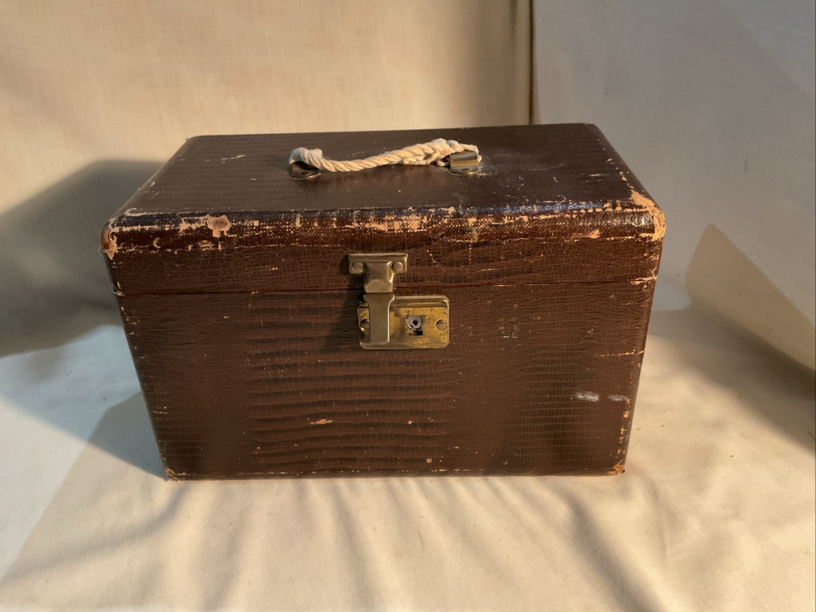 Vtg 30’s- 40’s Brown Wooden Travel Case/Box 11 x 6 Hinged Lid W/string Handle RL