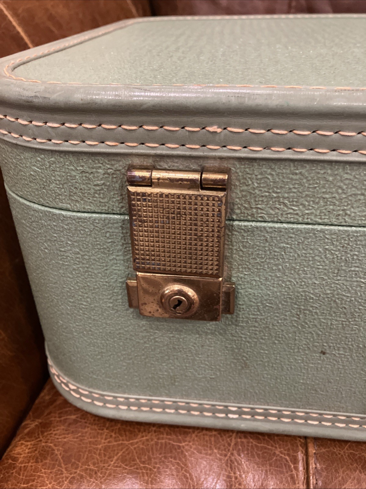 Vintage 1950s Starline Luggage Suitcase Green Brass Latches No Key 21”x14”x7”