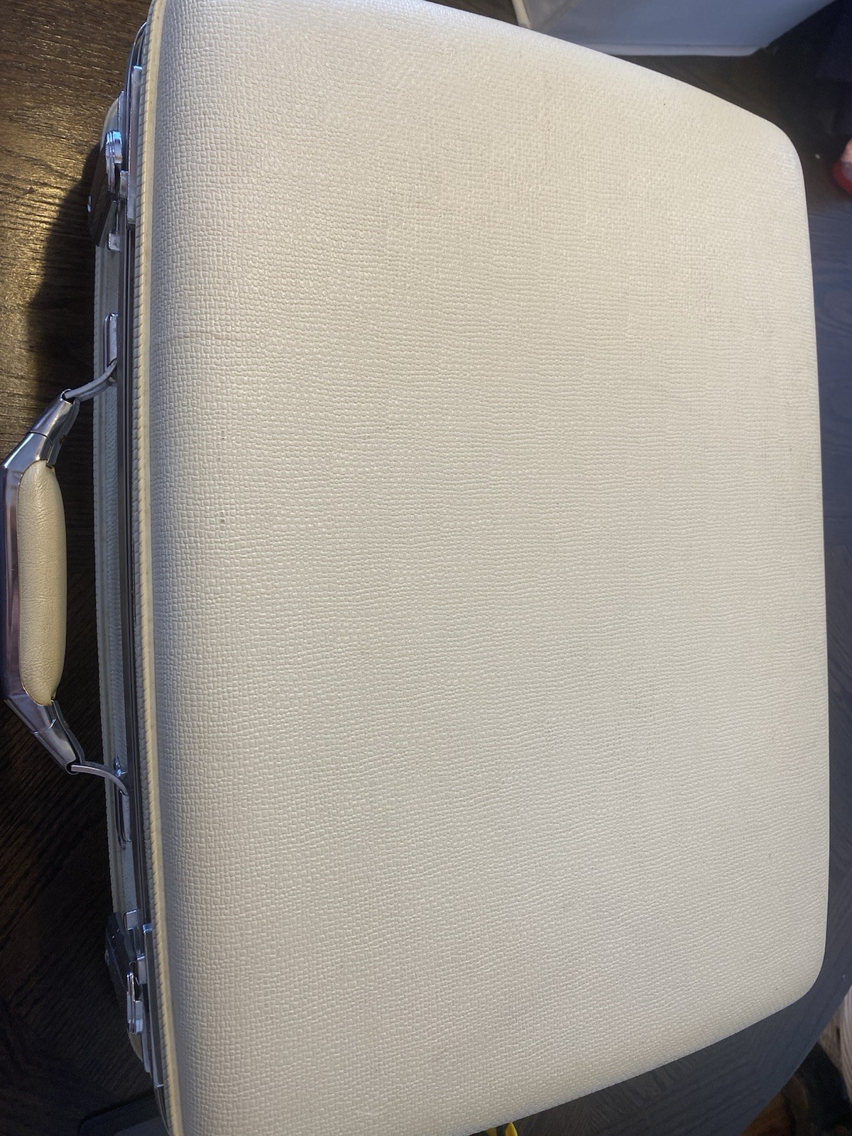 VINTAGE AMERICAN TOURISTER TIARA HARDSHELL SUITCASE CREAM