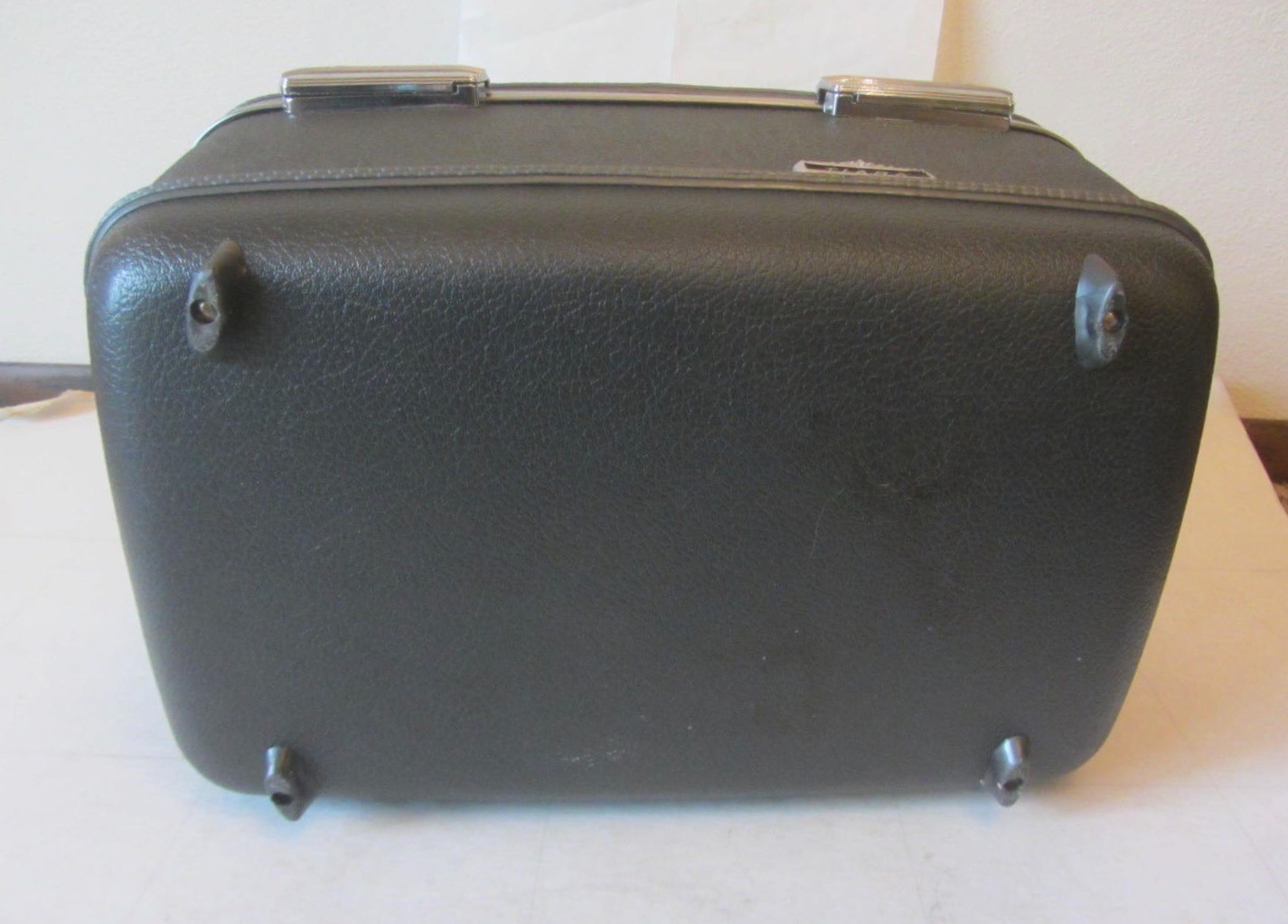 Vtg American Tourister Tiara GRAY Train Case Makeup W/Mirror 2 Fabric Bags Key