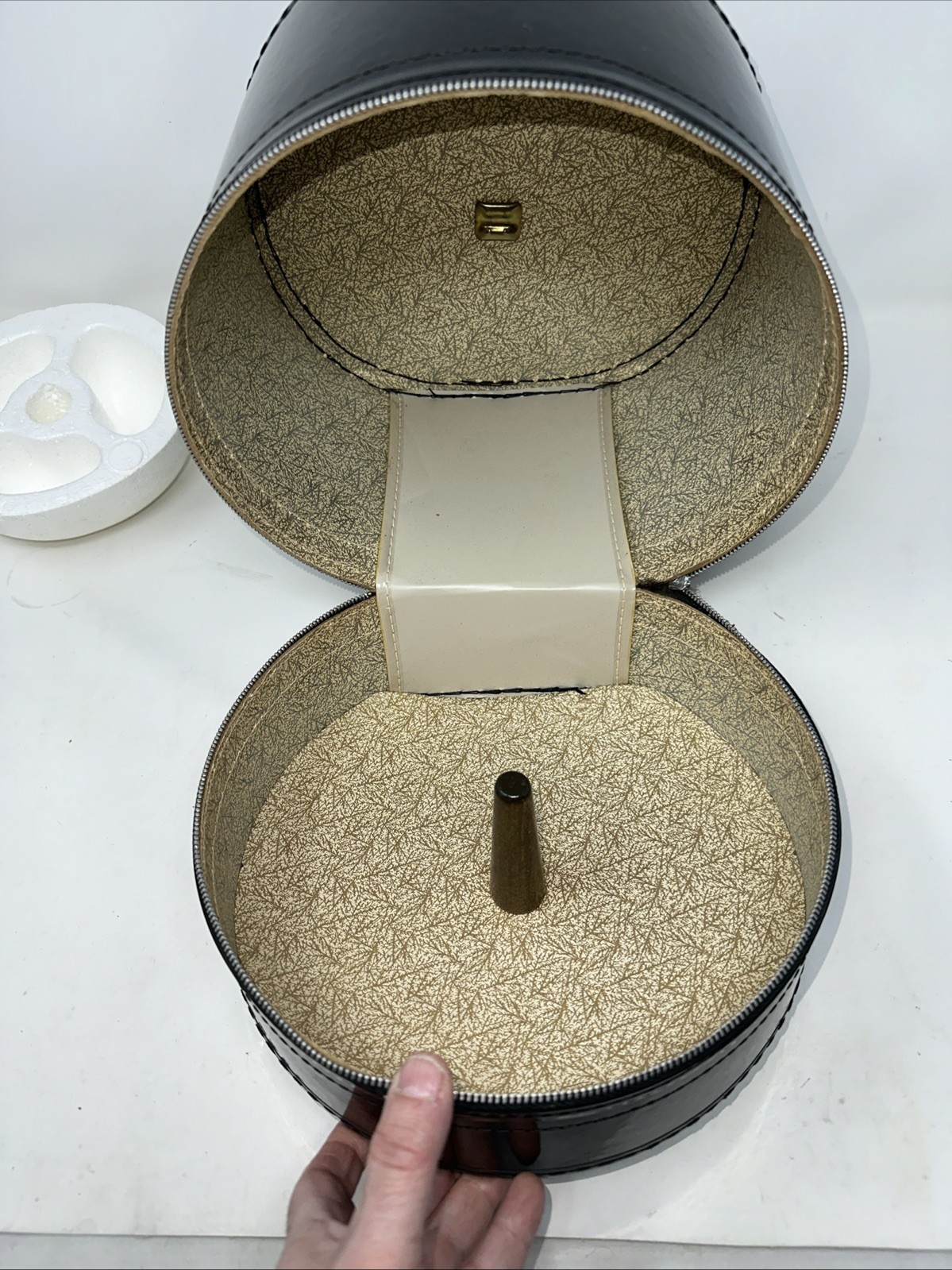 Vintage Black Patent Leather Wig Hat Box Zipper Handle Travel Case Large
