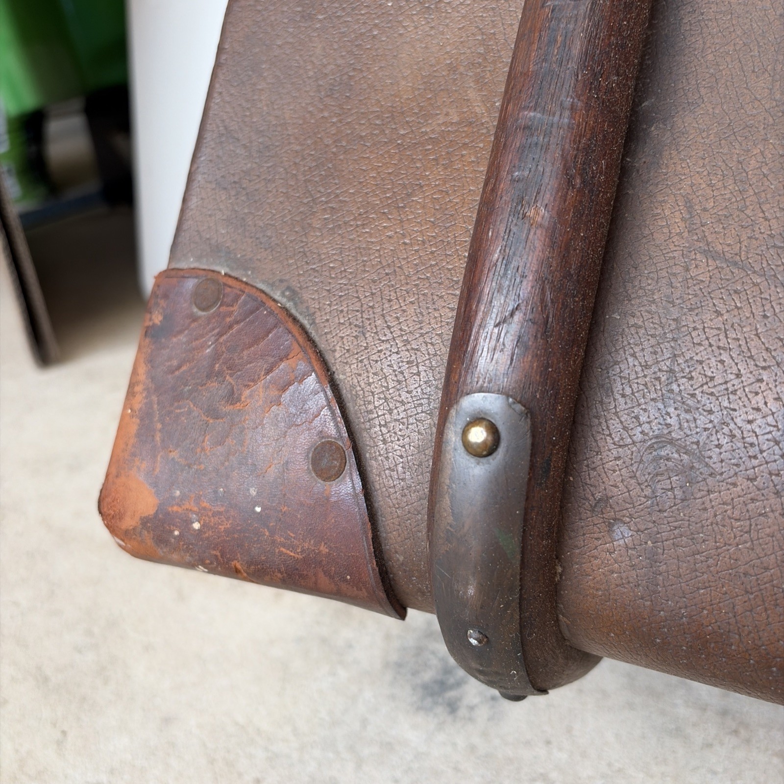 GREAT VINTAGE SUITCASE With Vintage Travel Labels Hotel Kosciusko NSW Wood Ribs