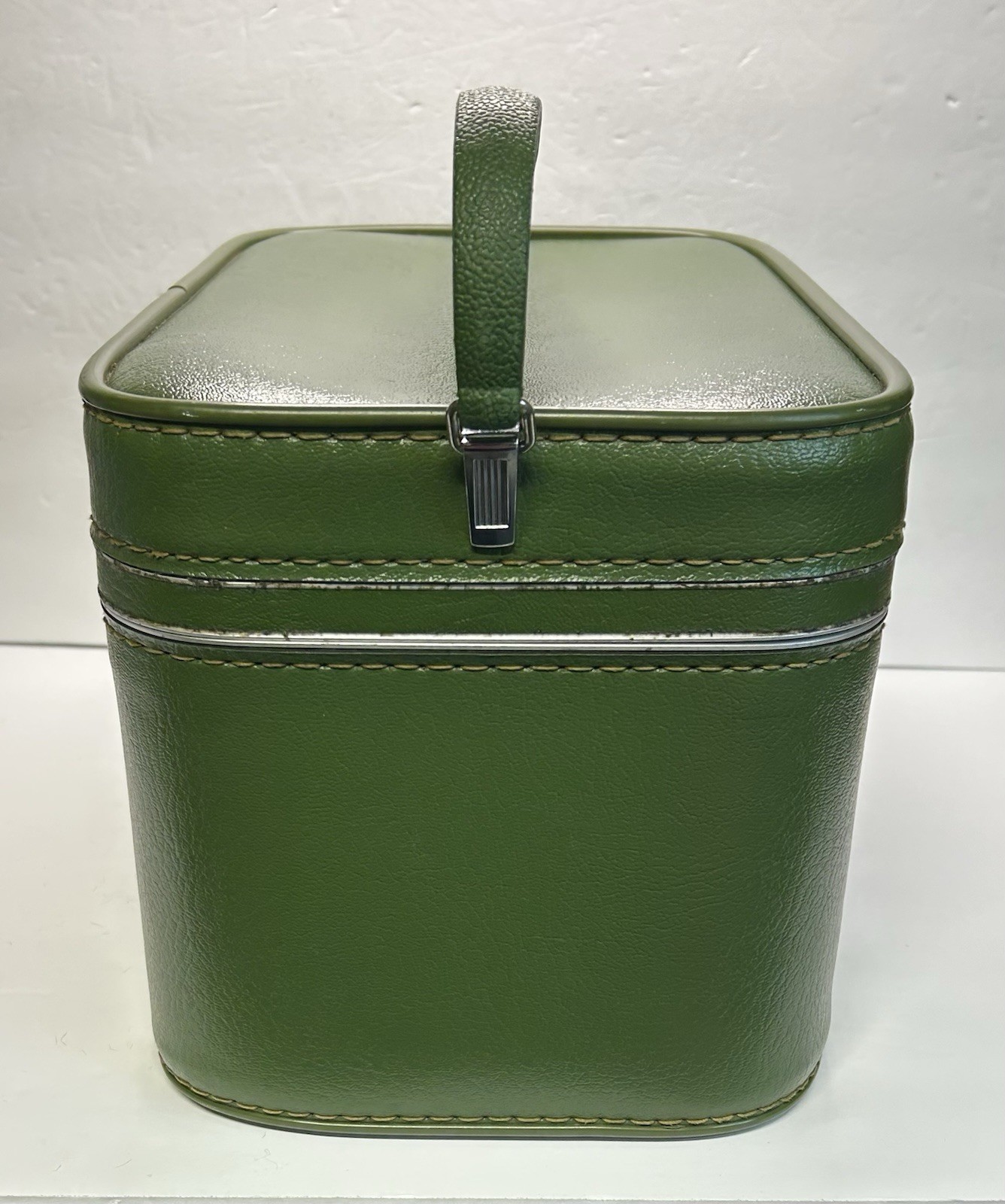 Vintage 60’s Sears Featherlite Avocado Green Travel/Makeup Case Preowned