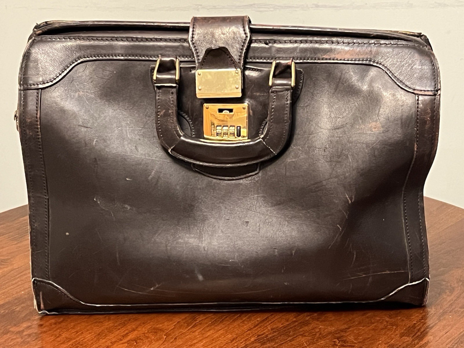 Vintage PEGASUS Belting Leather Suitcase Doctor Bag W/ Lock & Handles USA (Read)