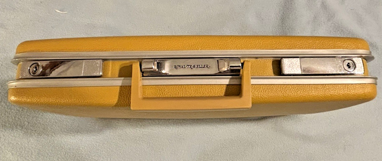 Rare VTG Royal Traveler Women’s Briefcase Yellow Hardcover 18″x13″x3.5″ w/ Key
