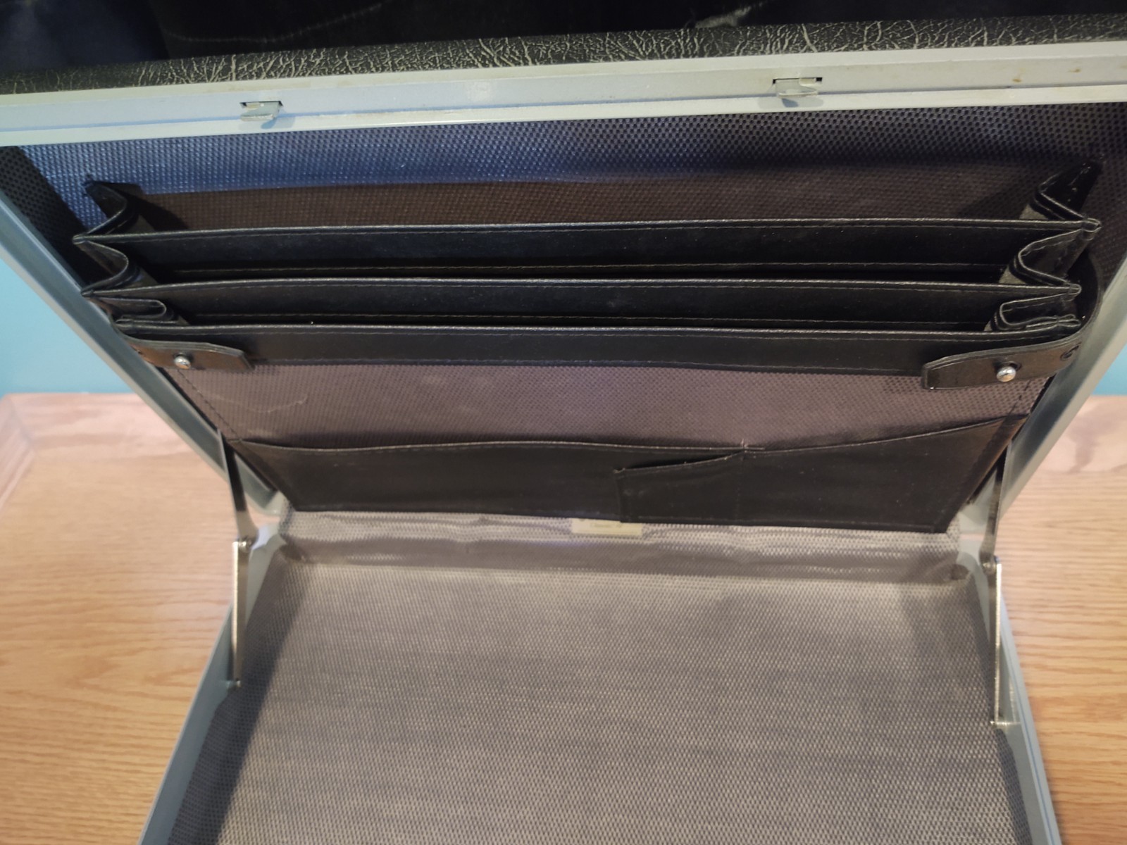 Vintage Samsonite Classic IV Briefcase Hard Shell 18″ X 13″ X 3.5″ No Key