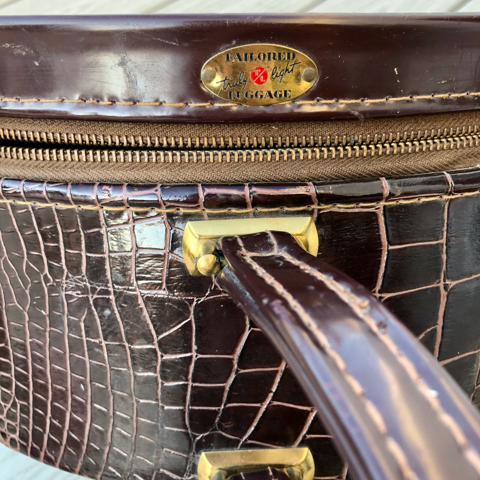 VTG 1950s Tailored Truly Light Luggage Case Alligator Leather Round Hat Box