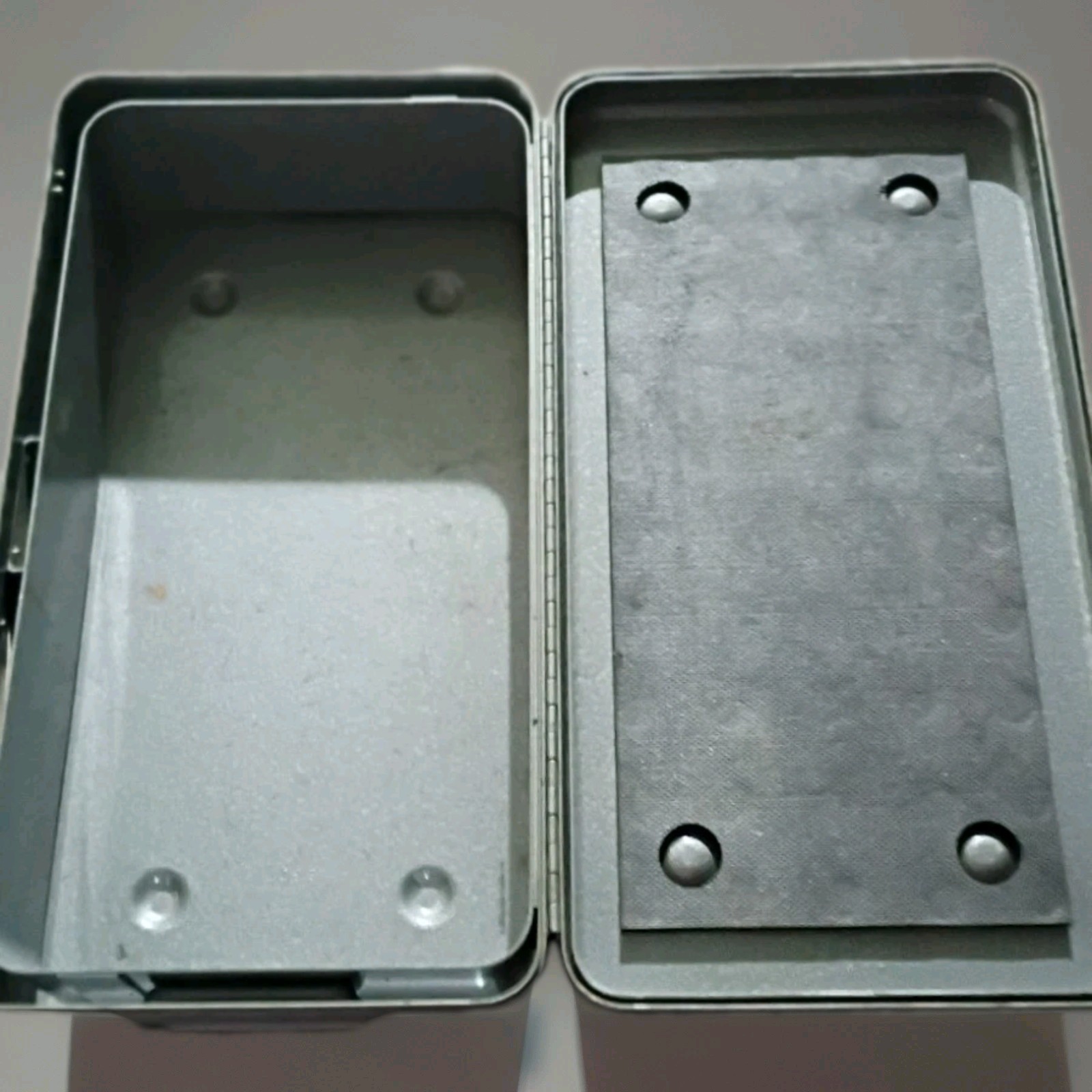 vintage metal suitcase 18″x 9″x 6″