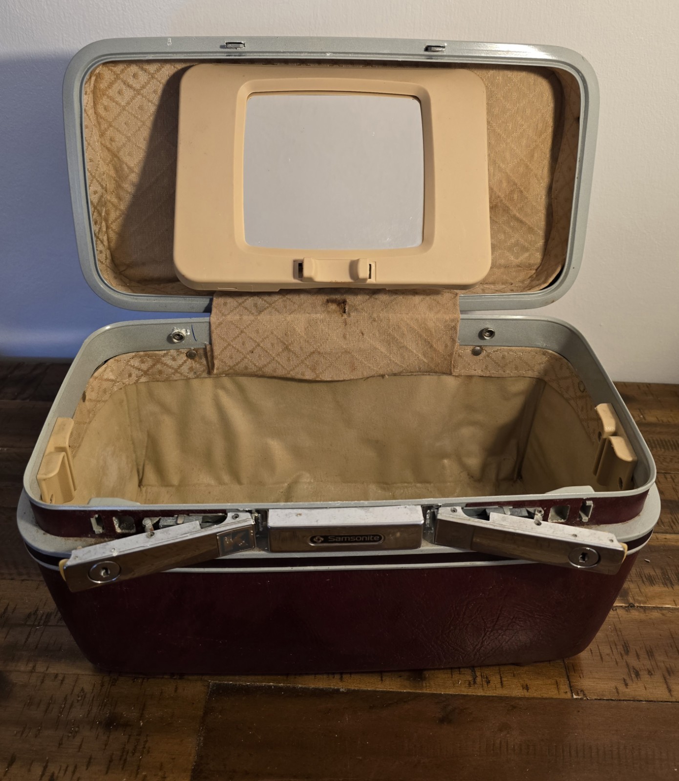 Vintage Samsonite Silhouette II Train Case Makeup Hard Shell Maroon No Key/Tray